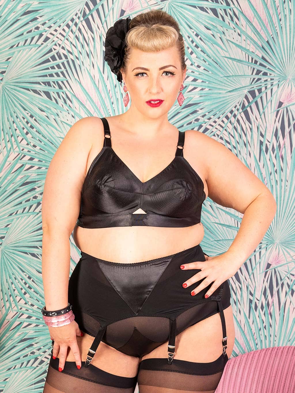 Maitresse bred strømpeholder i sort What Katie Did