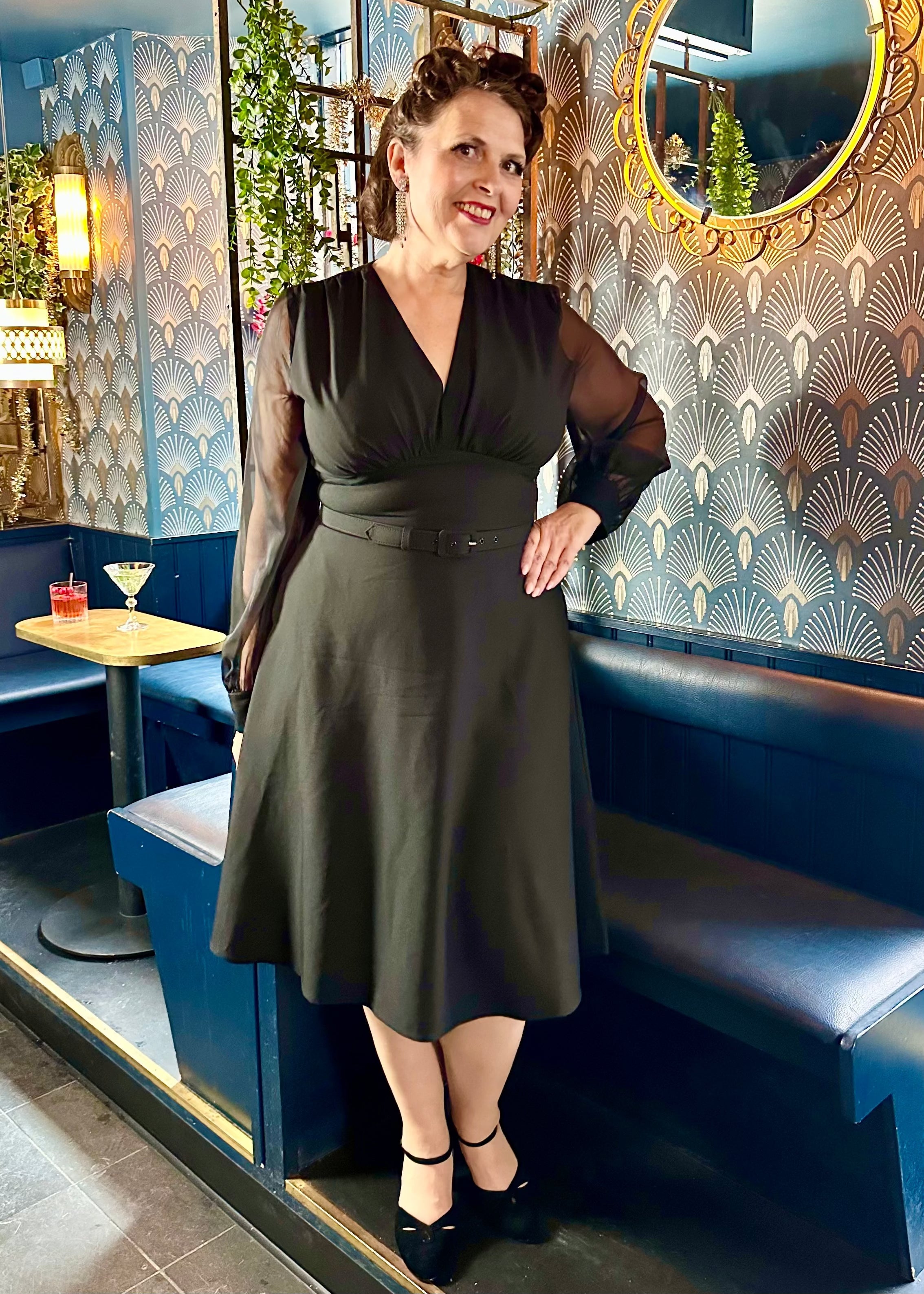 Marilyn A-line kjole i sort med chiffon ærmer Kjoler Daisy Dapper