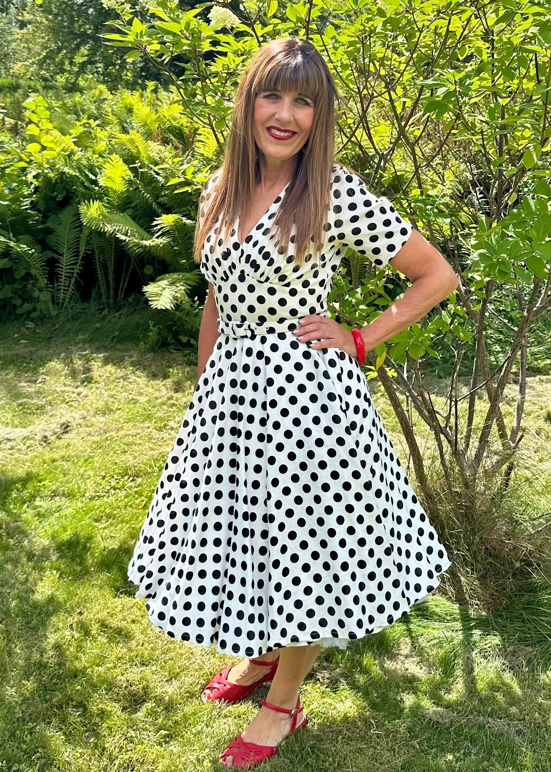 Marilyn kortærmet swingkjole i hvid med sorte prikker swing kjole Daisy Dapper