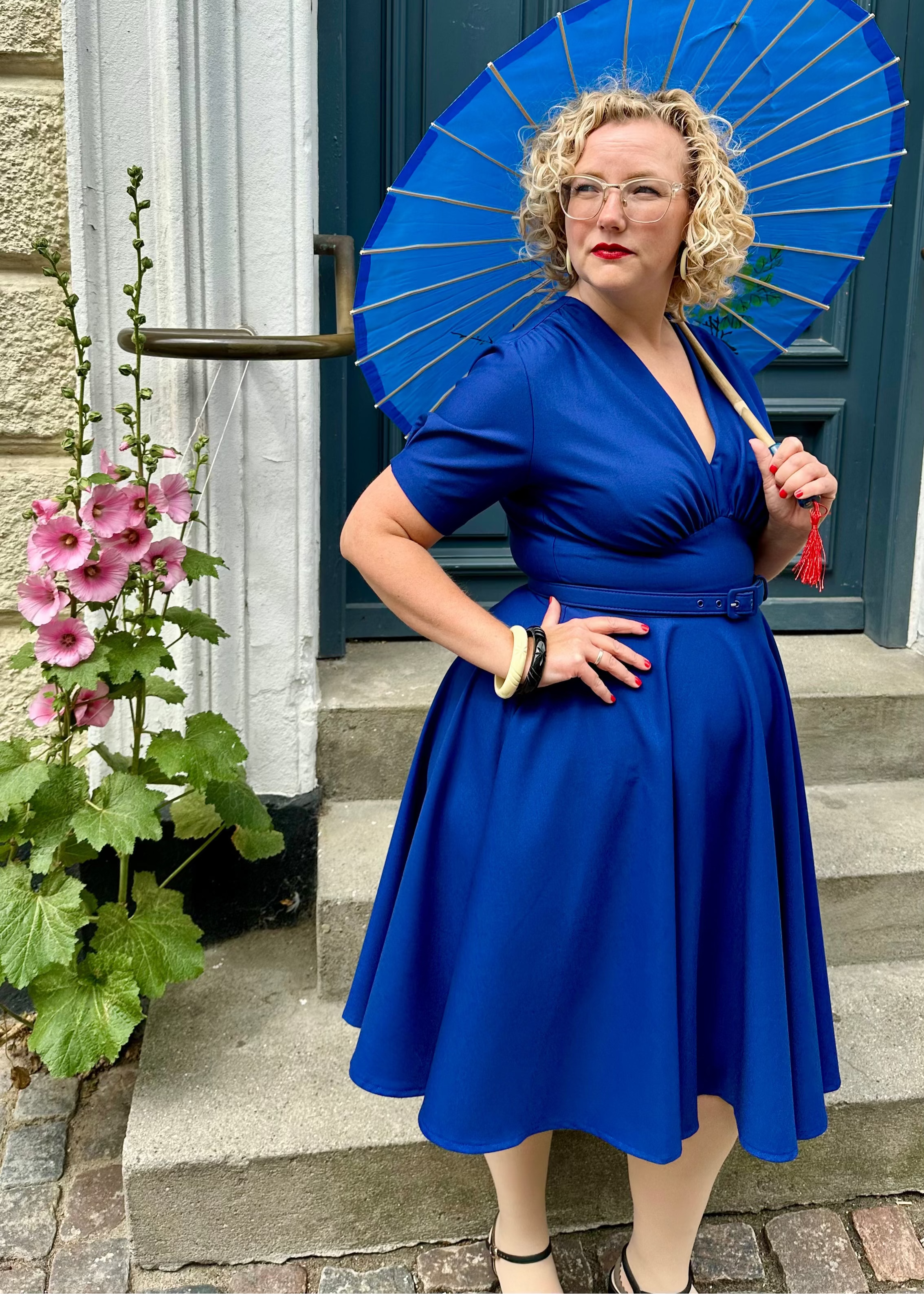 Marilyn swingkjole i kongeblå med korte ærmer Kjoler Daisy Dapper
