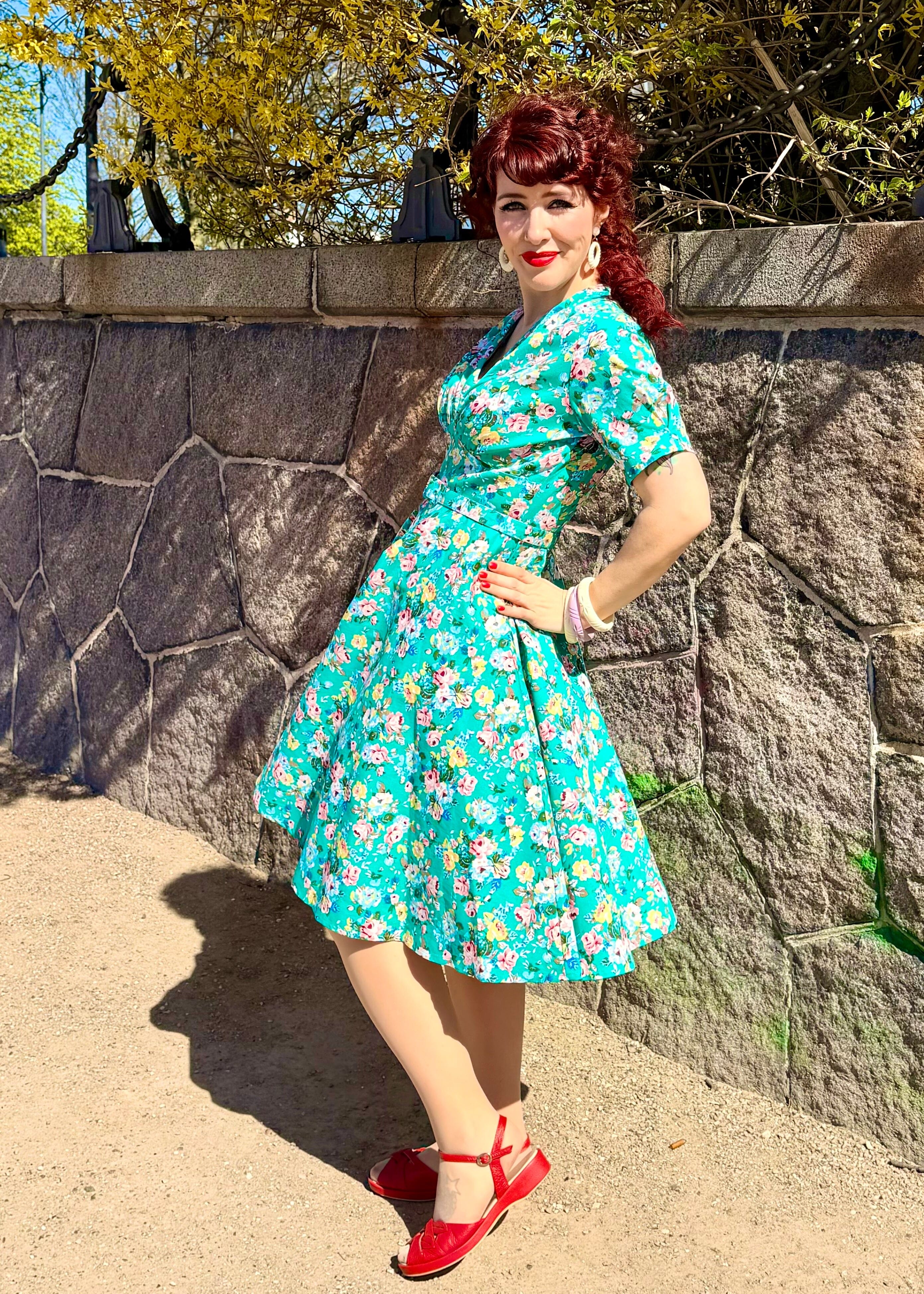 Marilyn swingkjole med korte ærmer - green roses swing kjole Daisy Dapper
