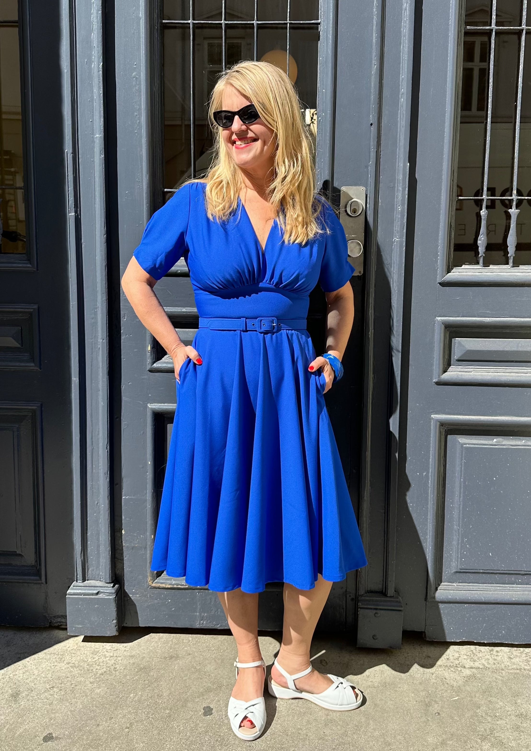 Marilyn swingkjole med korte ærmer i koboltblå tøj Daisy Dapper