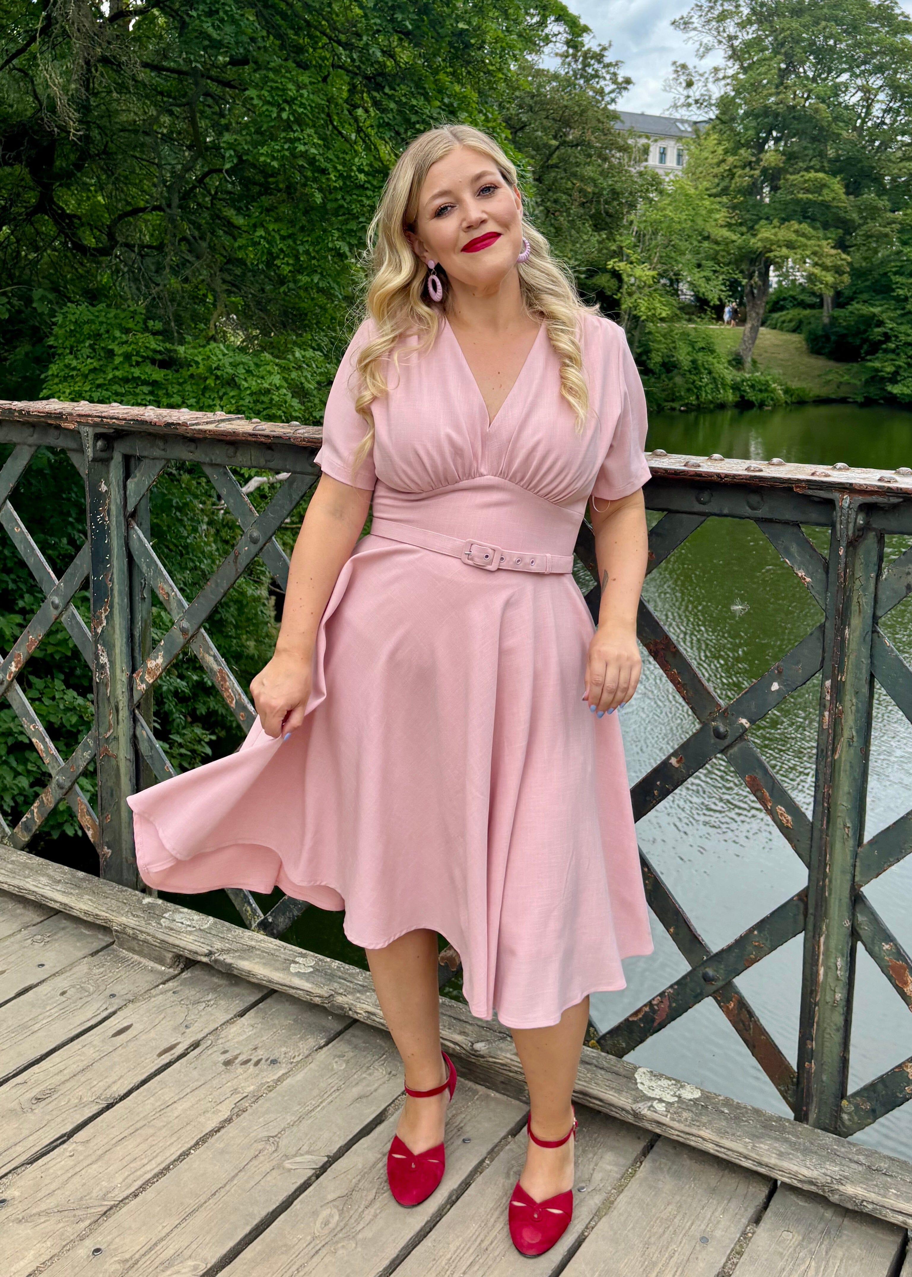Marilyn swingkjole med korte ærmer - lys rosa swing kjole Daisy Dapper