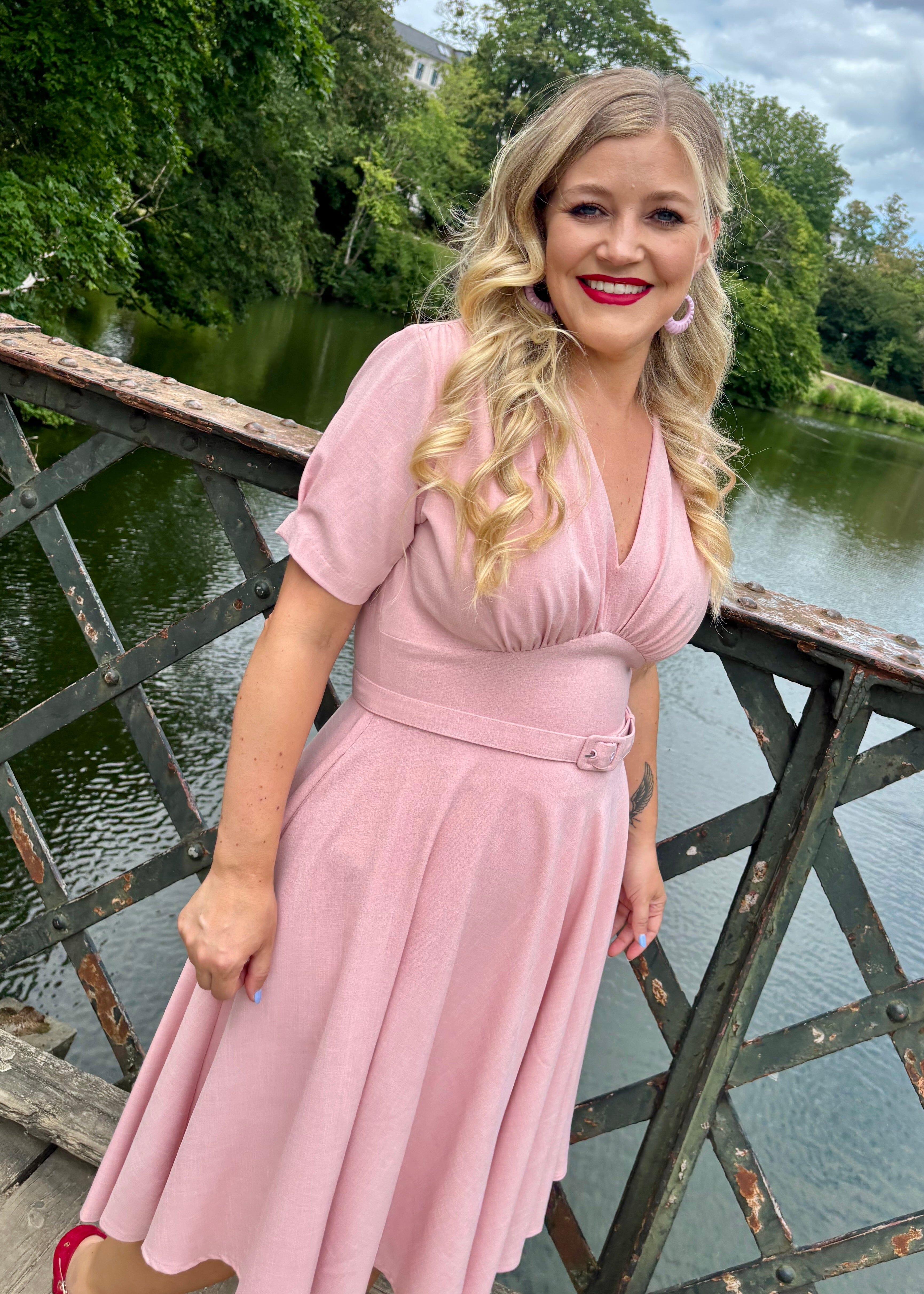 Marilyn swingkjole med korte ærmer - lys rosa swing kjole Daisy Dapper