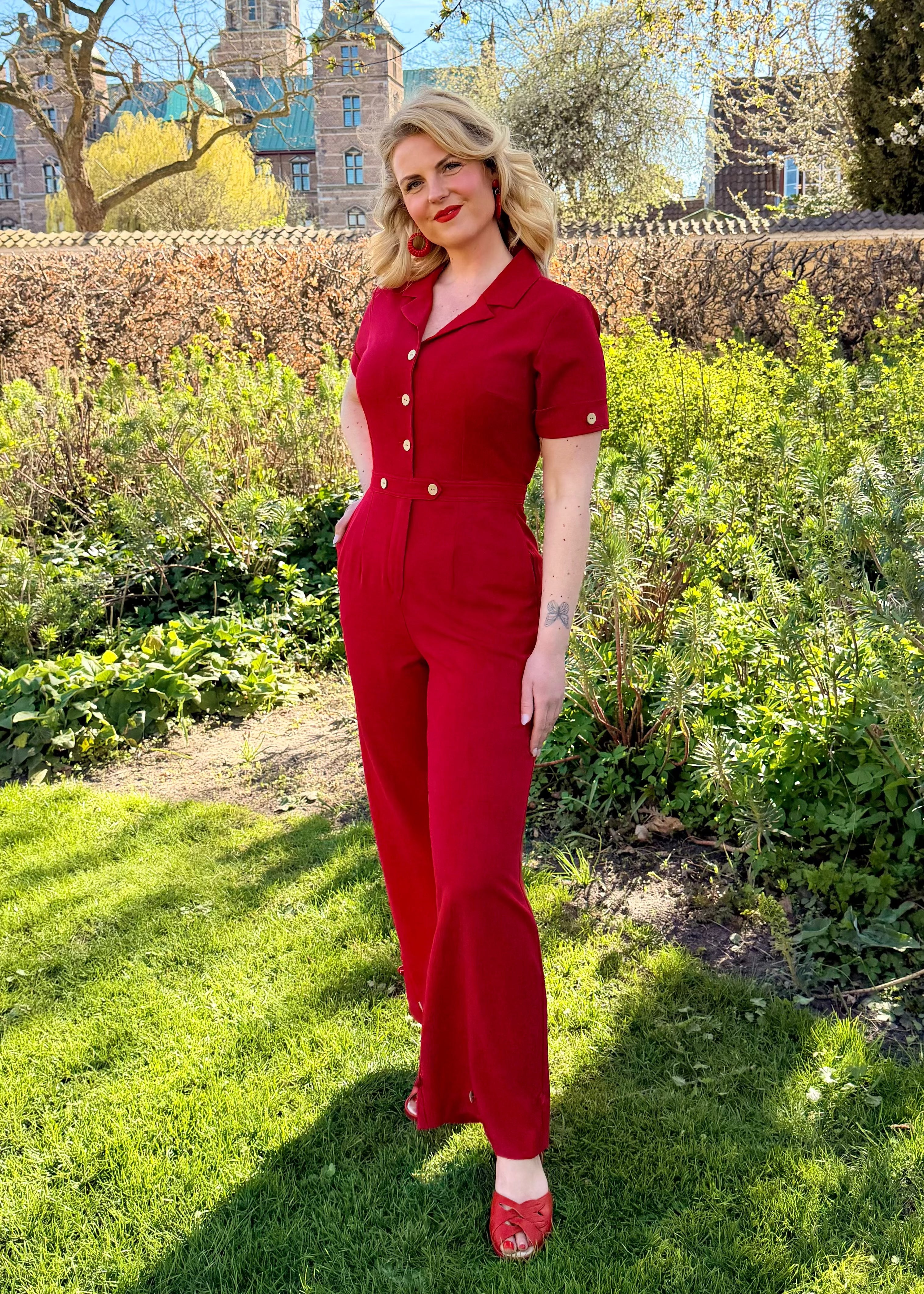 Maxine buksedragt med korte ærmer - rød linen buksedragt Daisy Dapper