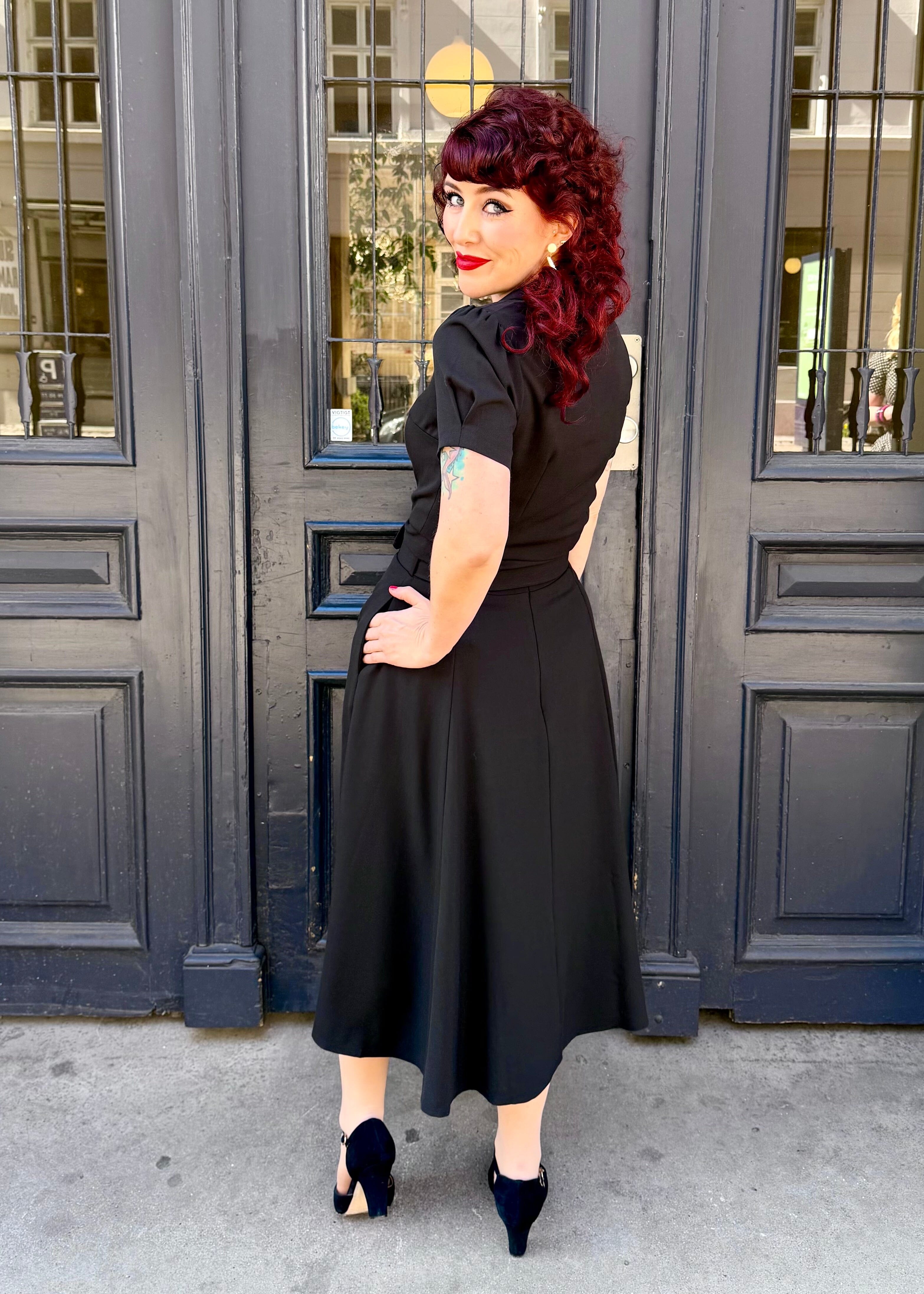 Midi skirt med bælte - black linen midi nederdel Daisy Dapper