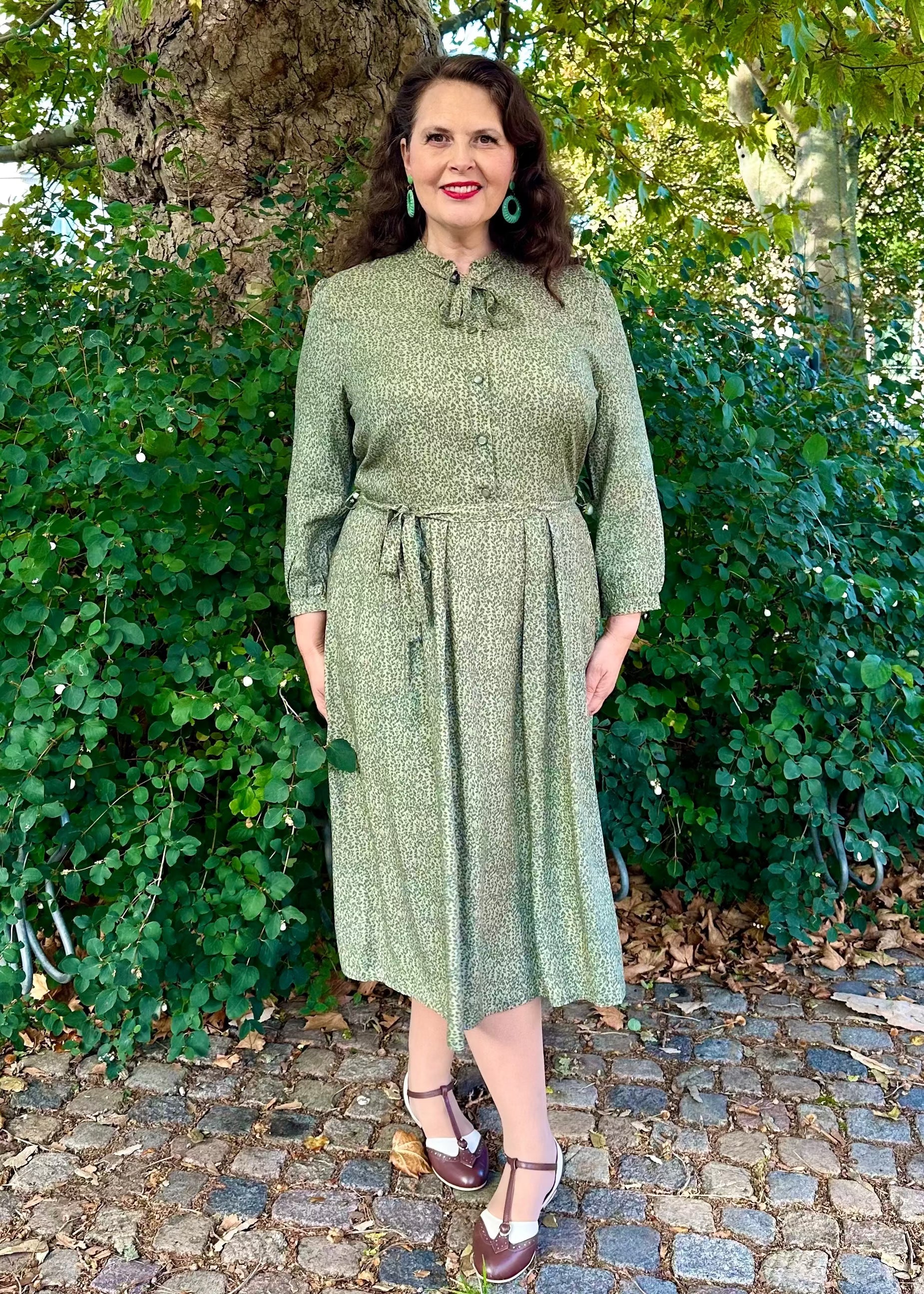 Niko skjortekjole med pussybow i småt blomsterprint toej Very Cherry