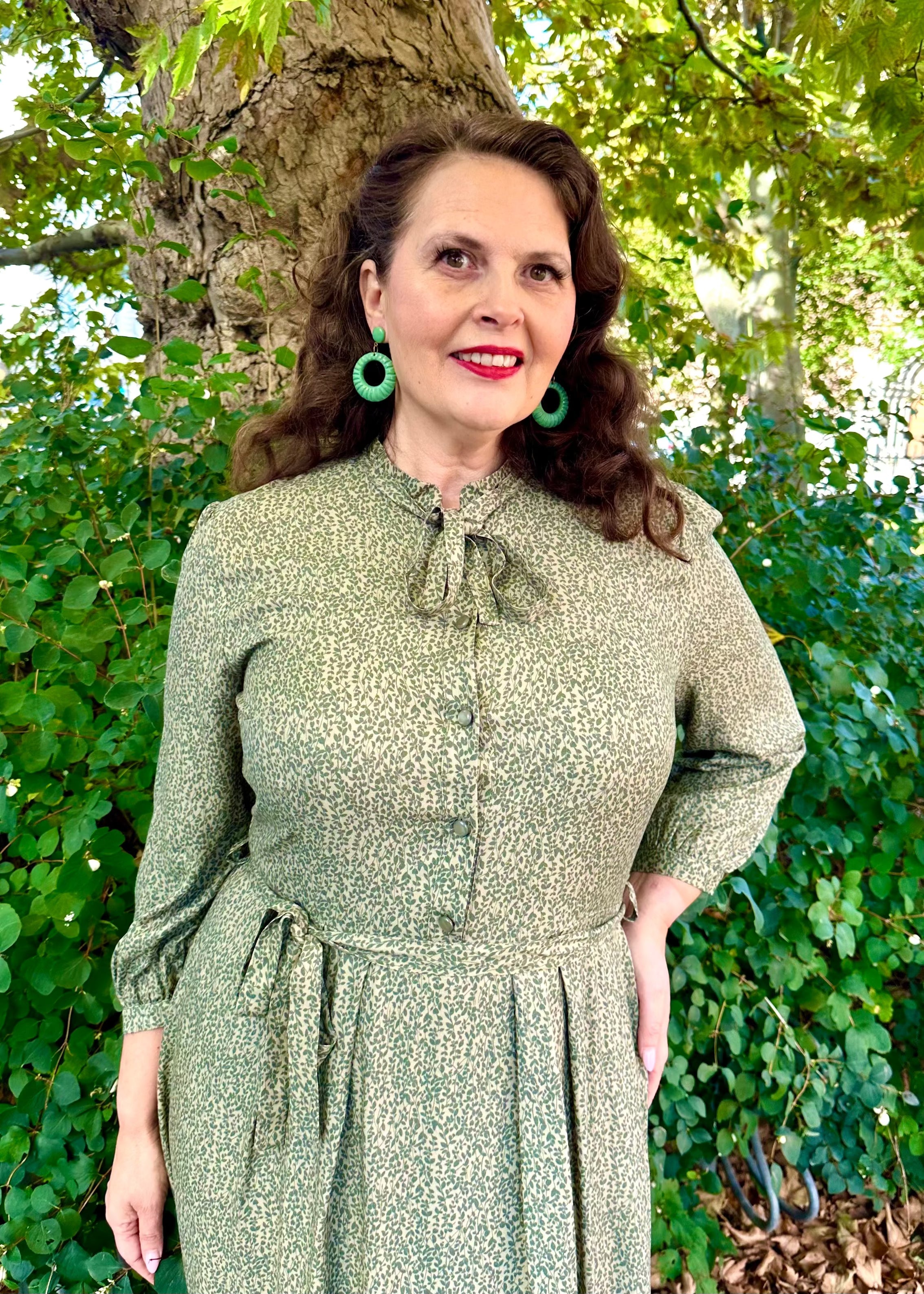 Niko skjortekjole med pussybow i småt blomsterprint toej Very Cherry