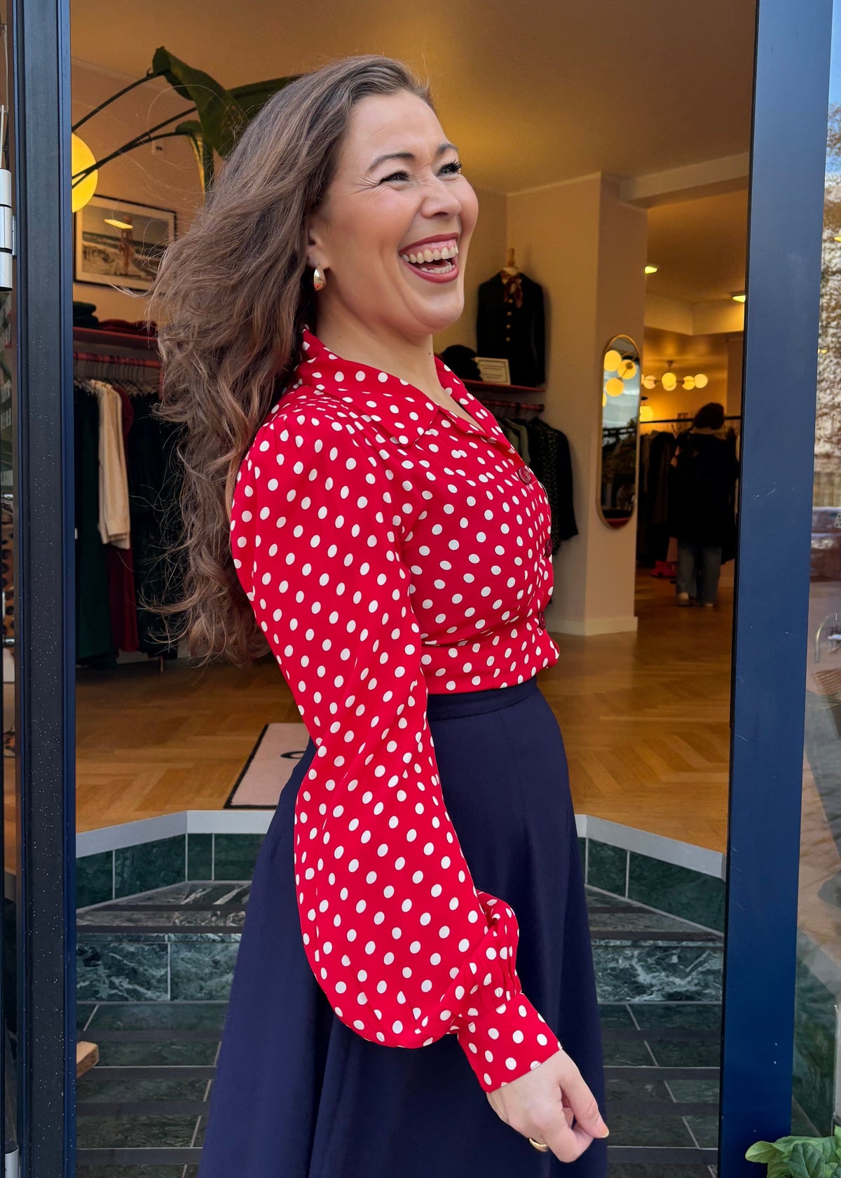 Poppy vintage stils skjortebluse - rød med prikker langærmet skjorte Seamstress Of Bloomsbury