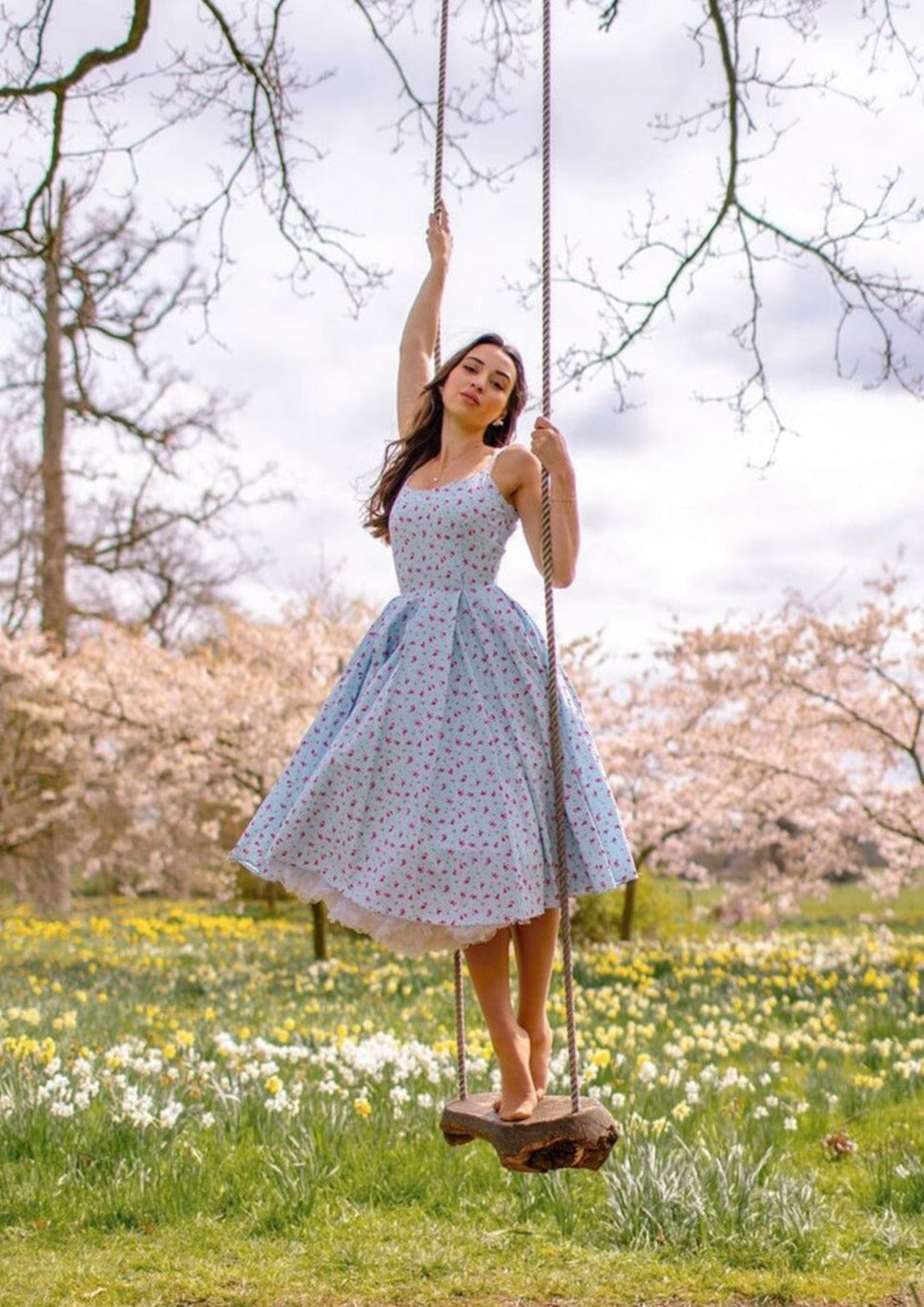 Priscilla swingkjole i lyseblå med blomster Kjoler Pretty Dress Company