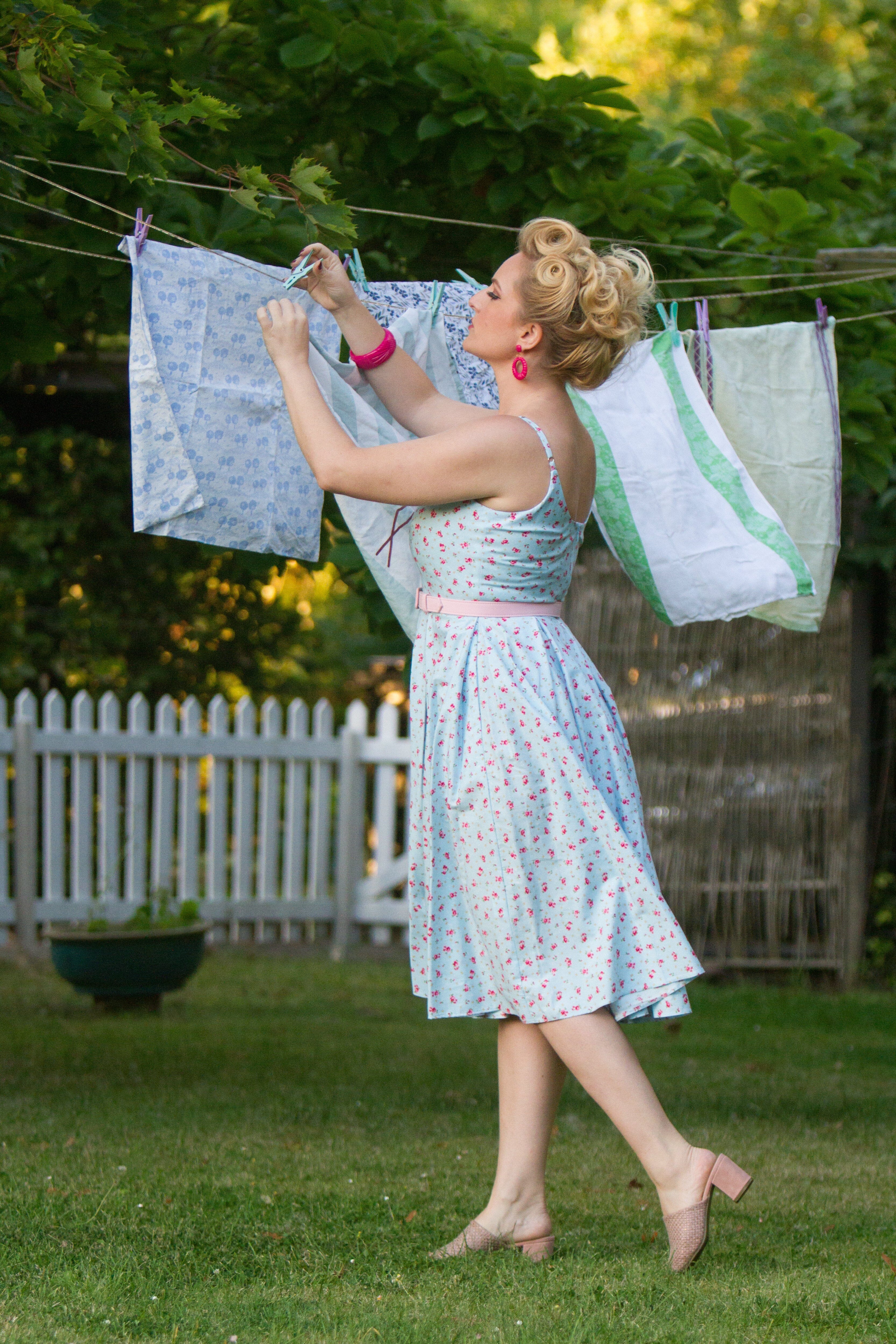 Priscilla swingkjole i lyseblå med blomster Kjoler Pretty Dress Company