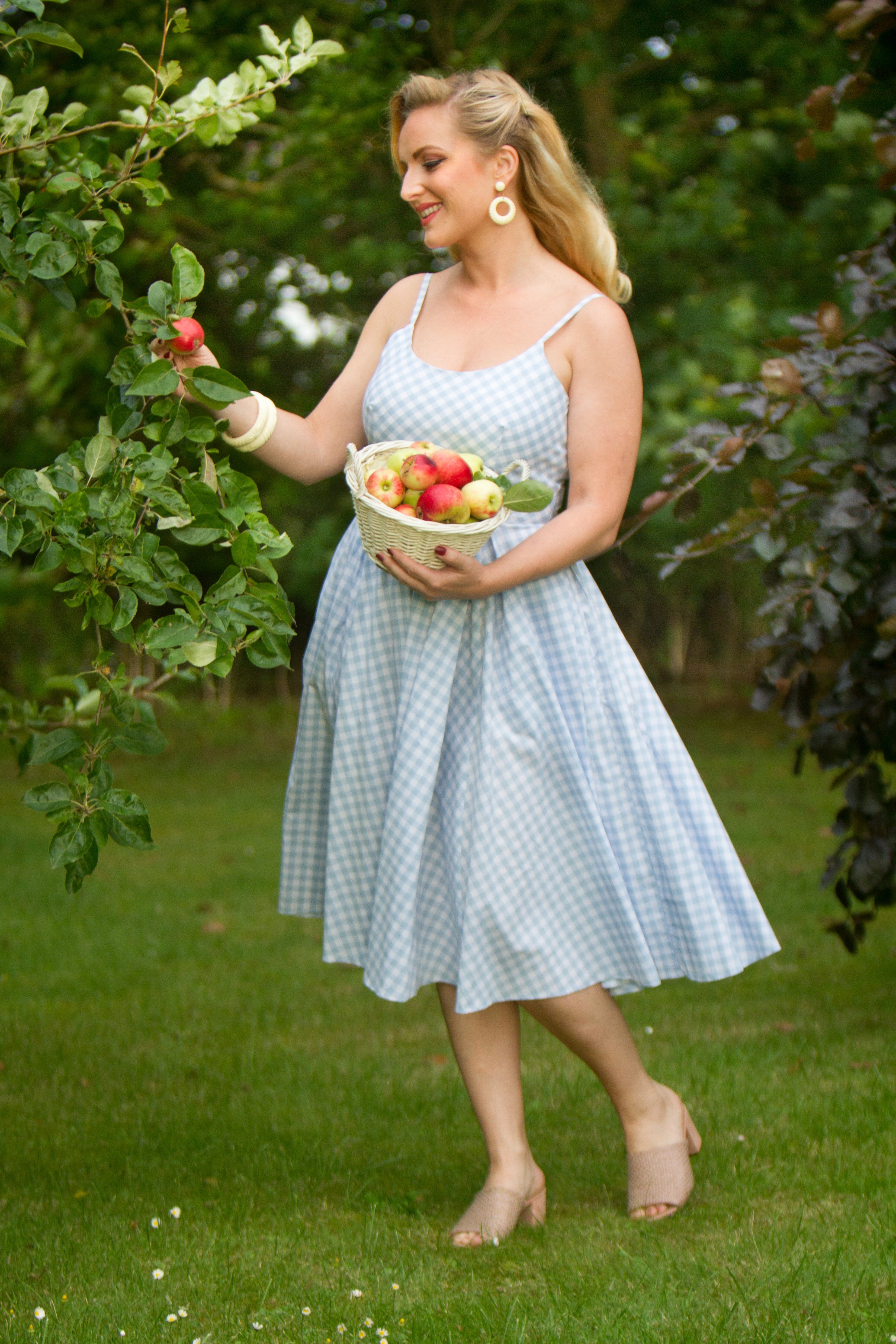 Priscilla swingkjole i lyseblå med blomster Kjoler Pretty Dress Company