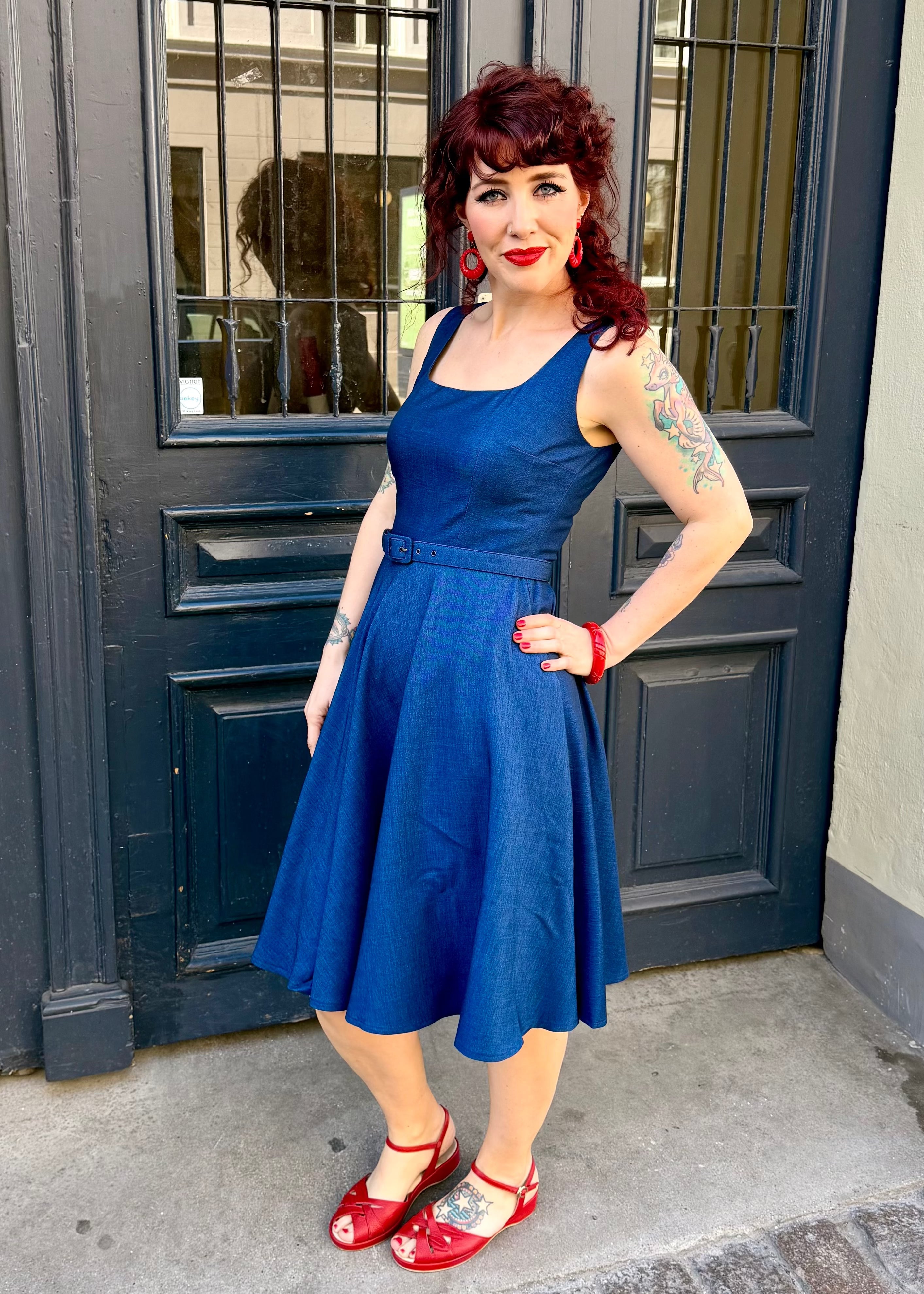 Rosie swingkjole med brede stropper - denimlook swing kjole Daisy Dapper