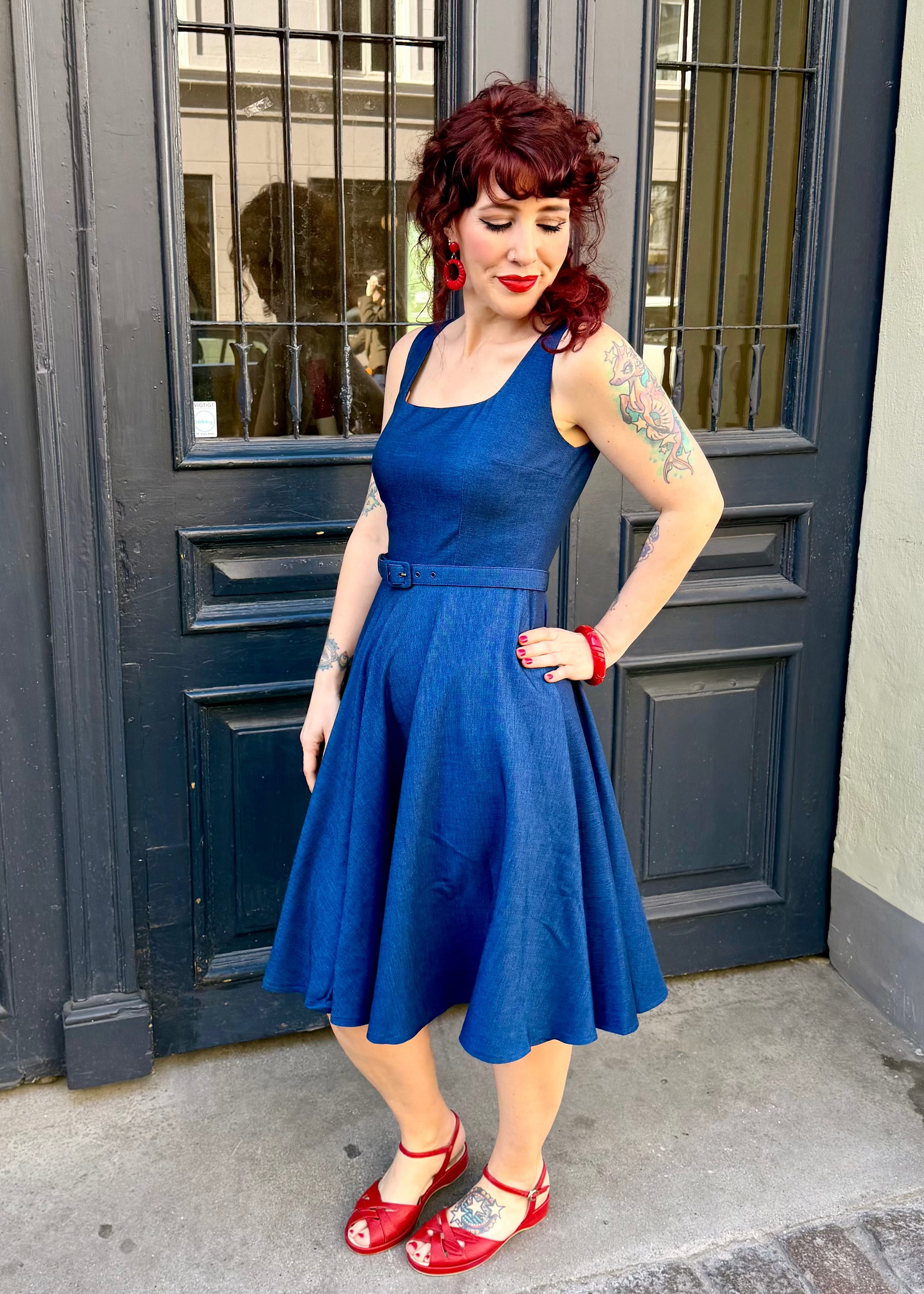 Rosie swingkjole med brede stropper - denimlook swing kjole Daisy Dapper