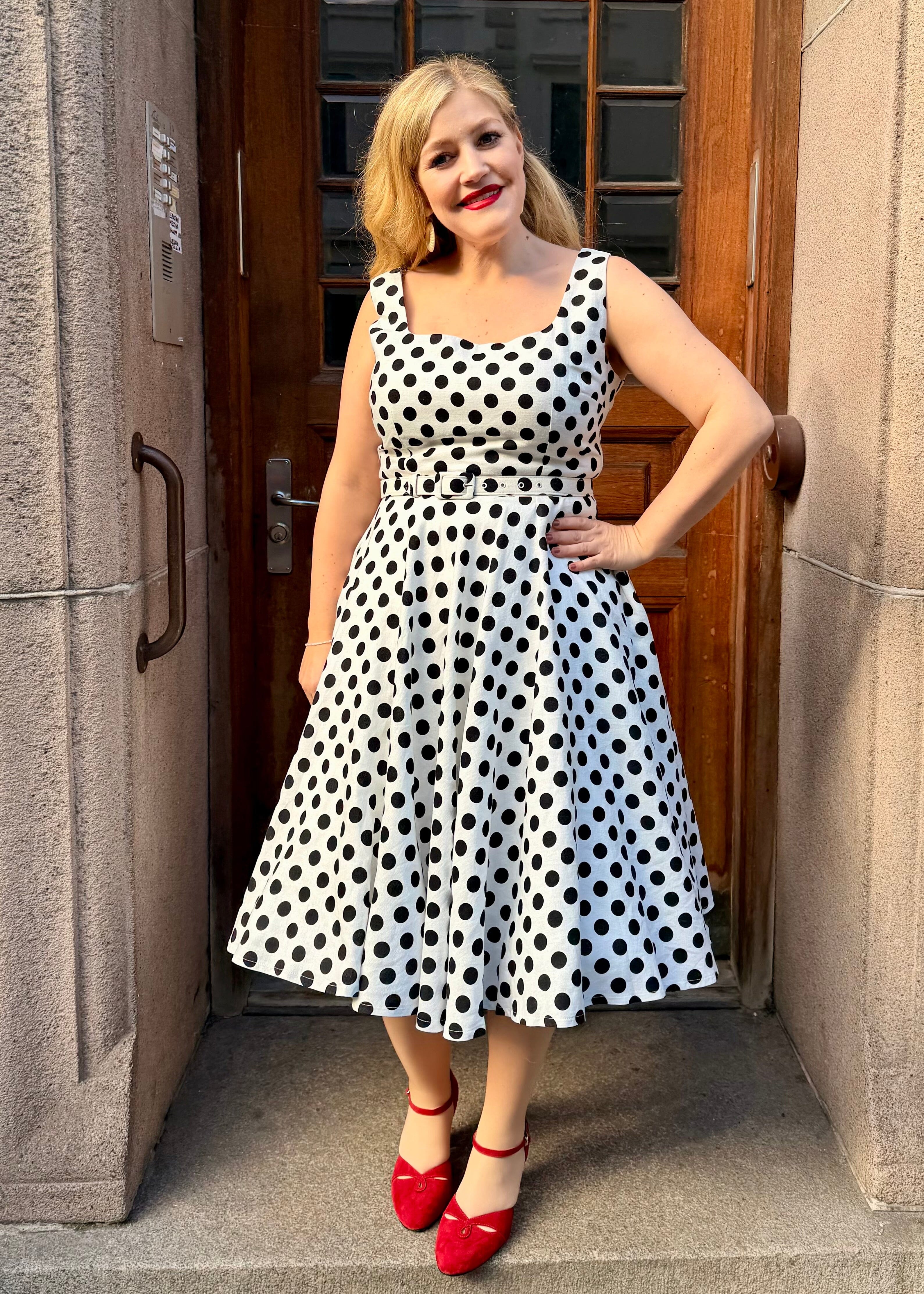 Rosie swingkjole med brede stropper - hvid med sorte prikker swing kjole Daisy Dapper