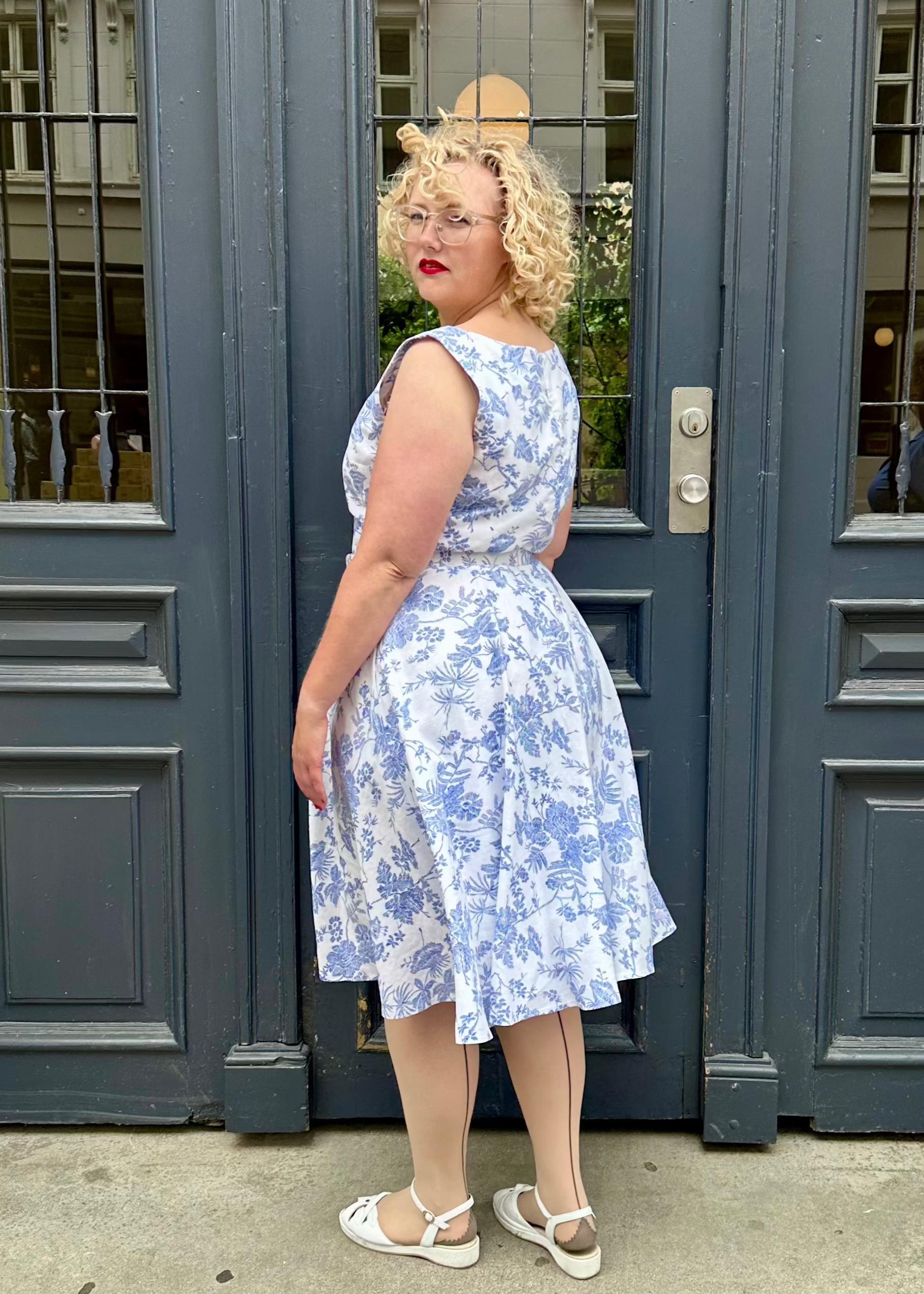 Rosie swingkjole med brede stropper i hvid med blomster Kjoler Daisy Dapper