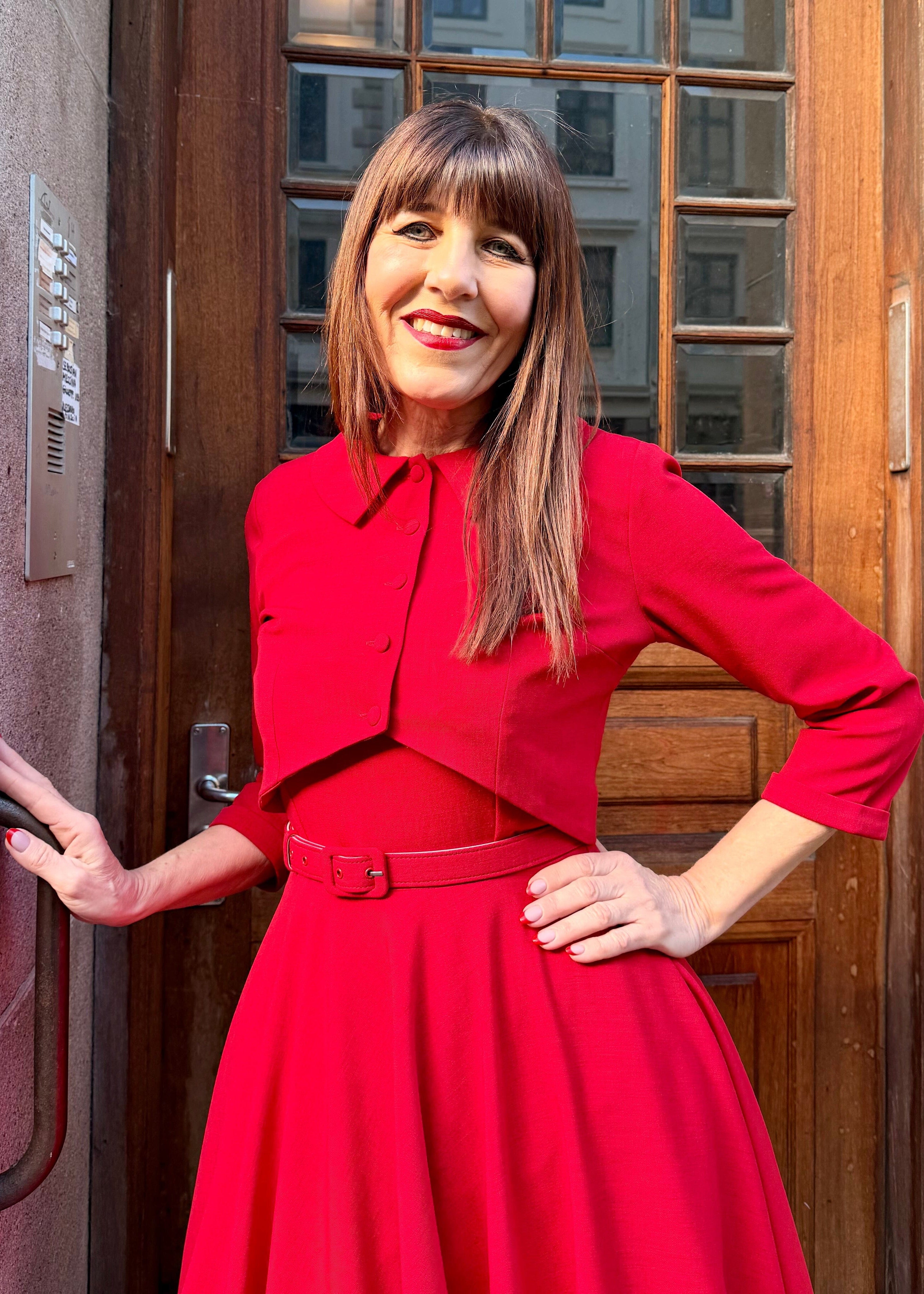 Rosie swingkjole med brede stropper - rød swing kjole Daisy Dapper