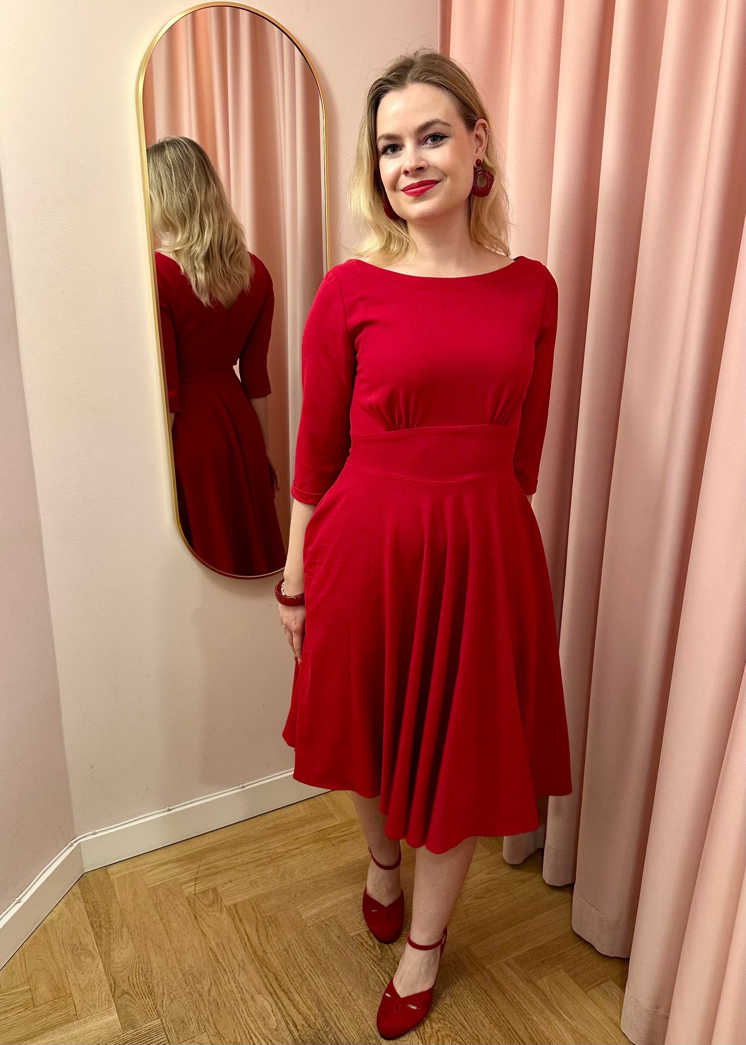 Ruby boatneck swingkjole med 3/4 ærmer - rød swing kjole Daisy Dapper