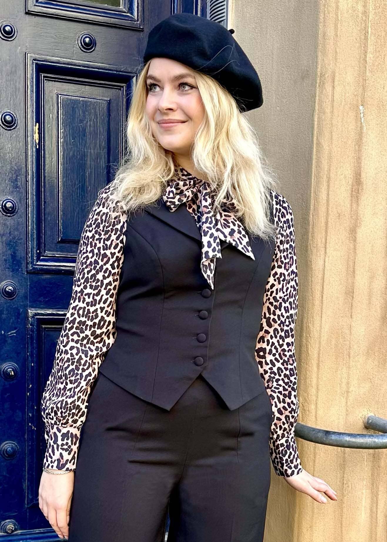 Ruffle Blouse i leopard print med bindesløjfe langærmet skjorte Very Cherry