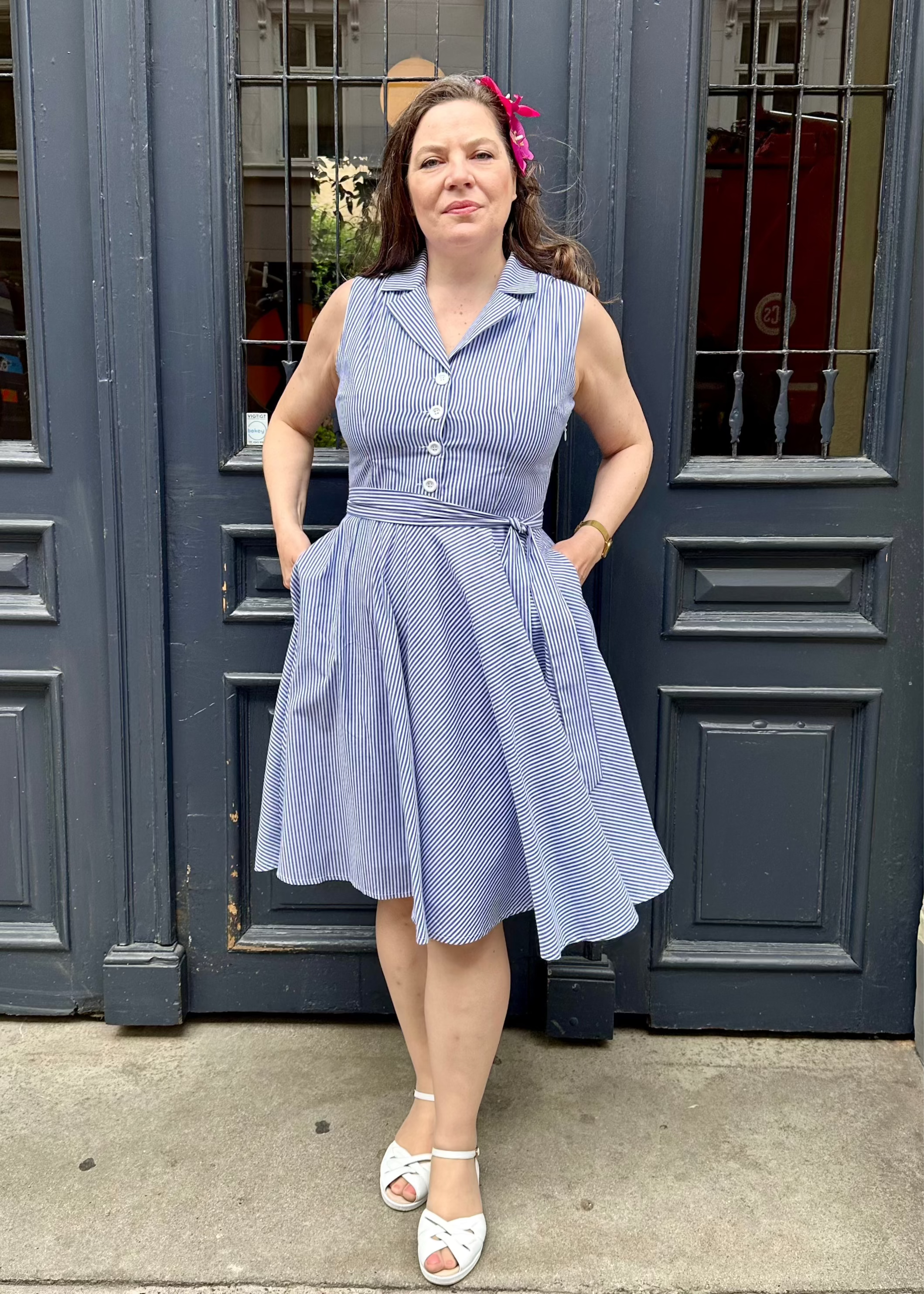 Sandy skjortekjole med swingskørt i blå/hvid stribet Kjoler Mondo Kaos