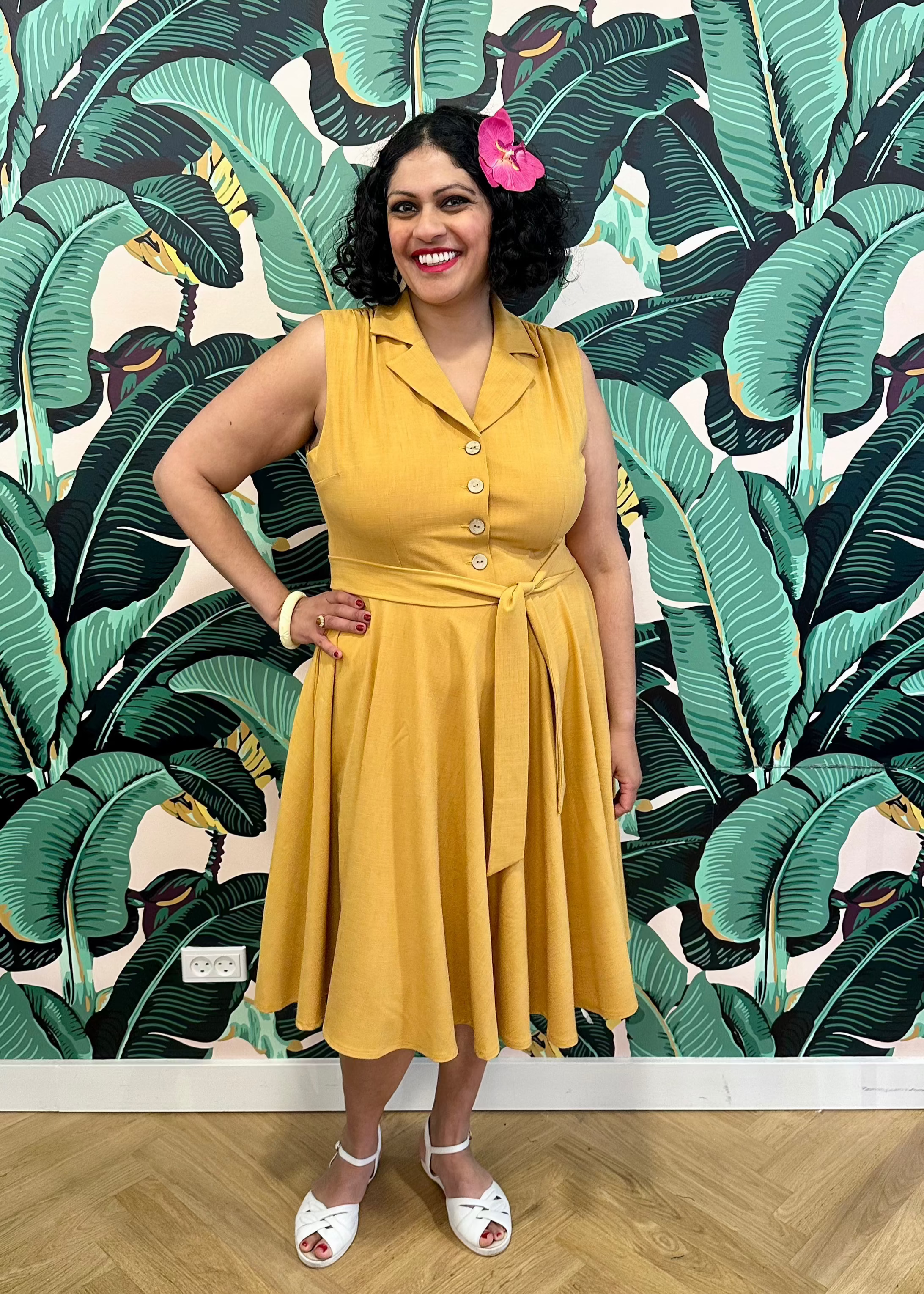 Sandy skjortekjole med swingskørt i gul okker Kjoler Mondo Kaos