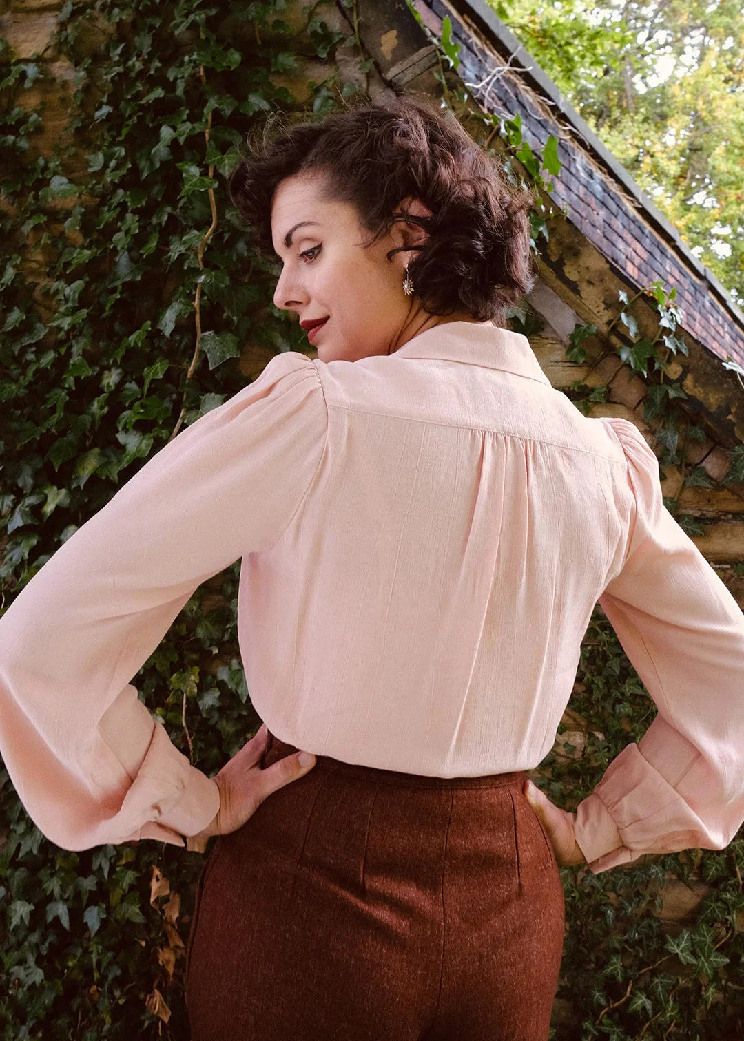 Sweetheart vintage stils skjortebluse i rosa blush langærmet skjorte House of Foxy