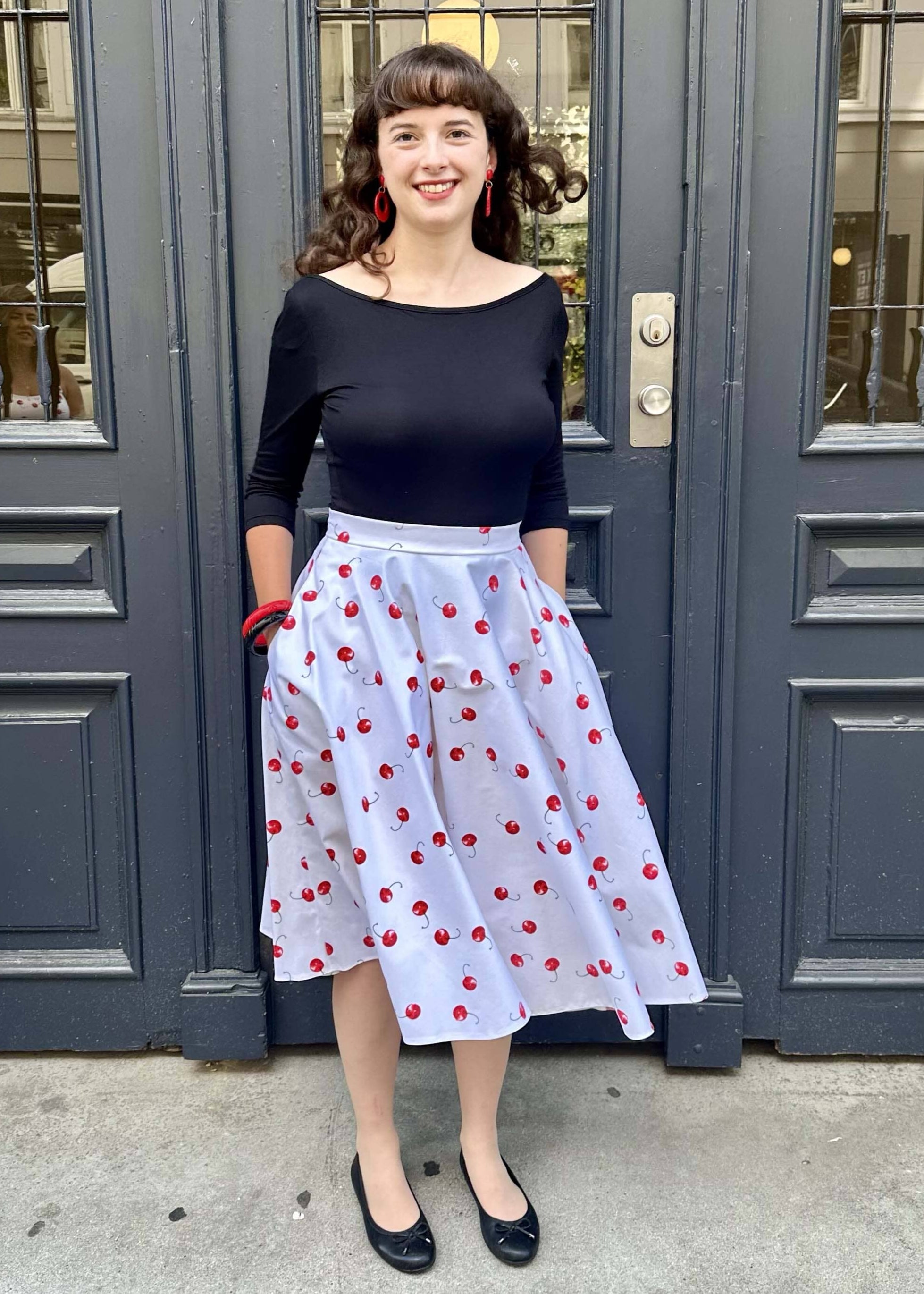 Swingnederdel i hvid med kirsebær Nederdel Pretty Dress Company