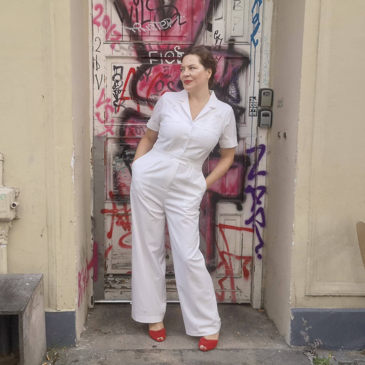 Daisy Dapper: Maxine buksedragt med korte ærmer i off-white toej Daisy Dapper