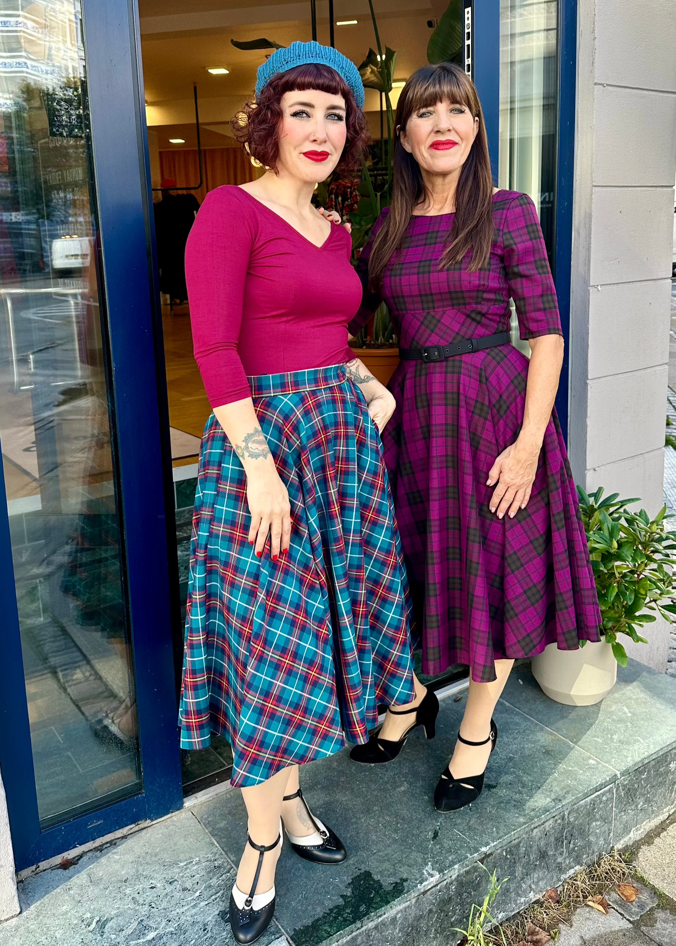 1950'er Hepburn Swingkjole i Berry tartan swing kjole Pretty Dress Company 