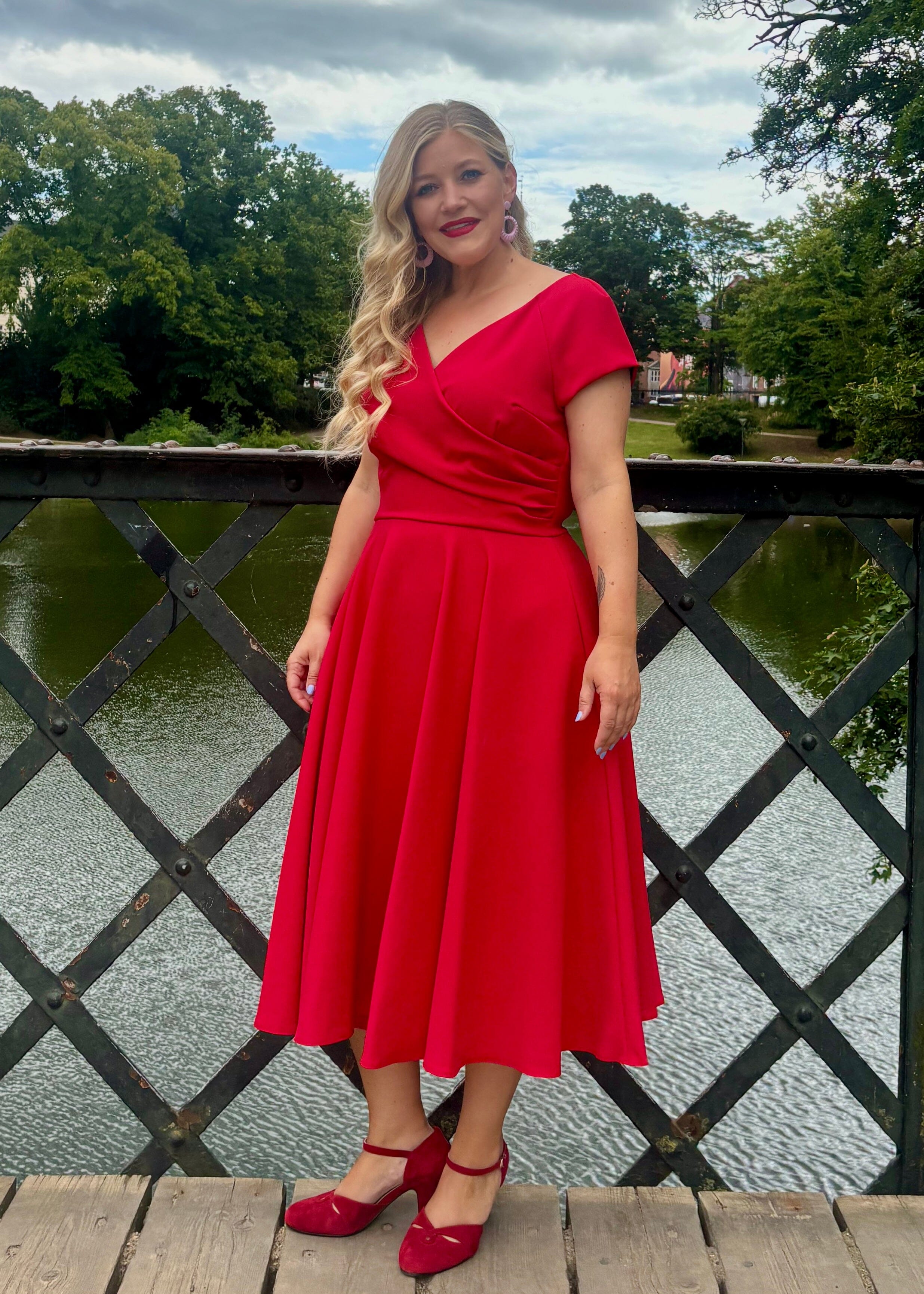 1950'er Hourglass swing kjole - rød swing kjole Pretty Dress Company 