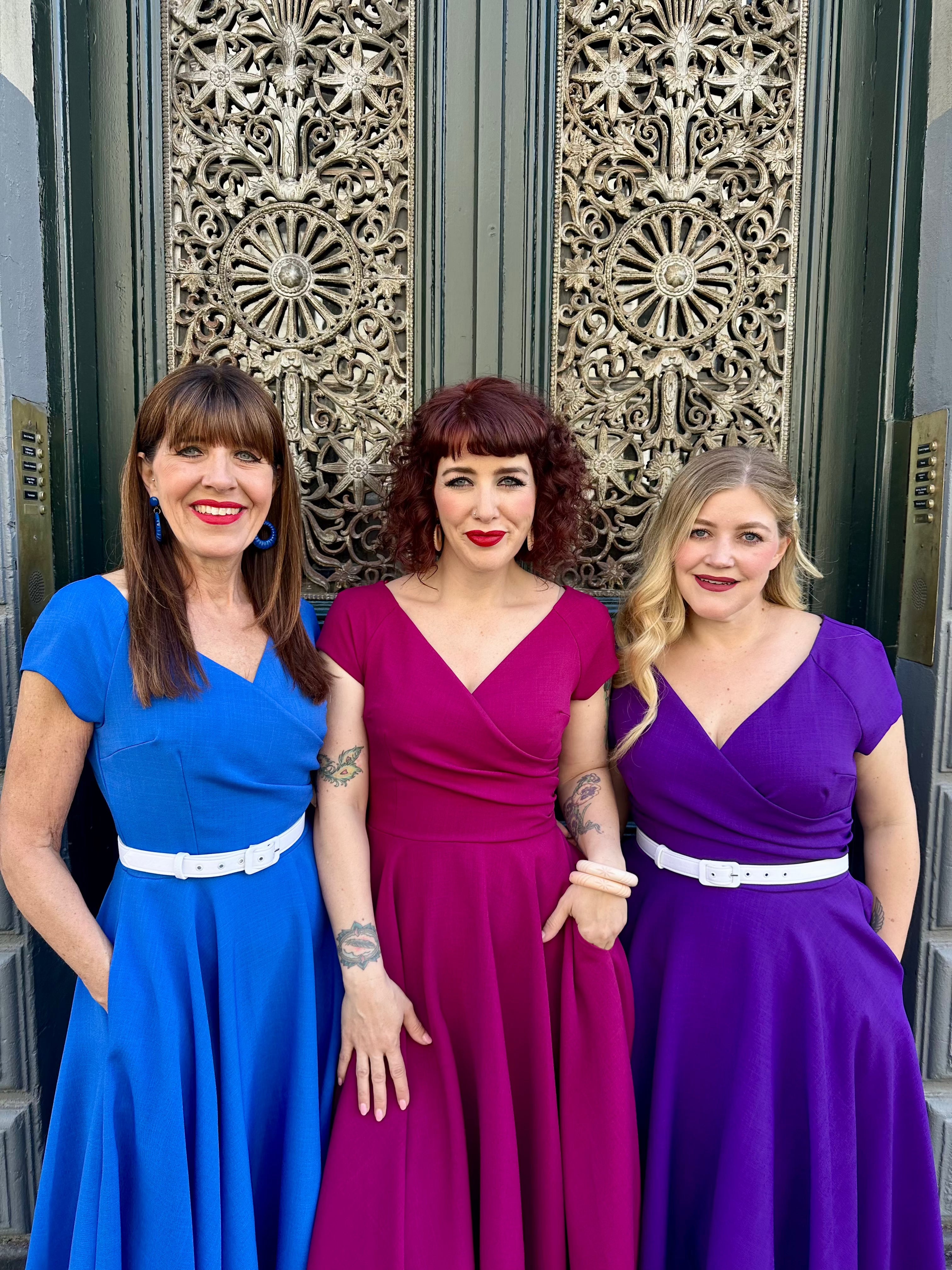 1950'er Hourglass swingkjole i koboltblå swing kjole Pretty Dress Company 