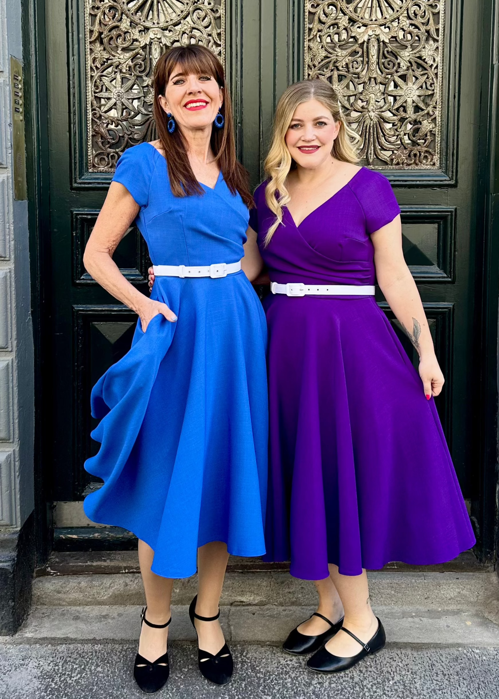 1950'er Hourglass swingkjole i koboltblå swing kjole Pretty Dress Company 