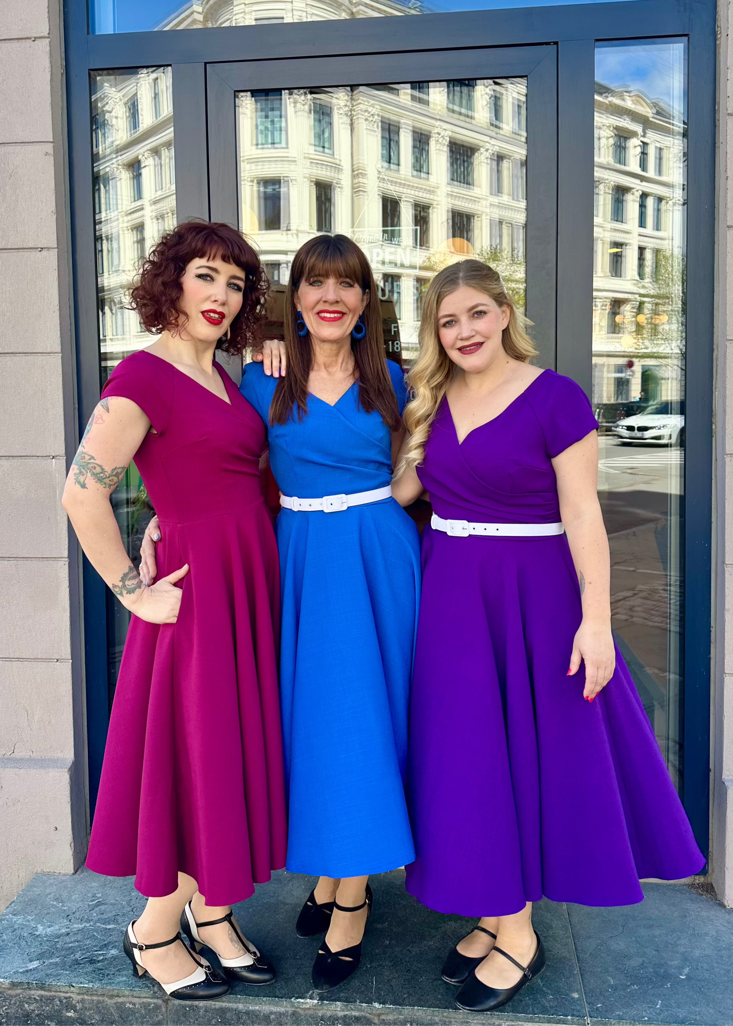 1950'er Hourglass swingkjole i koboltblå swing kjole Pretty Dress Company 