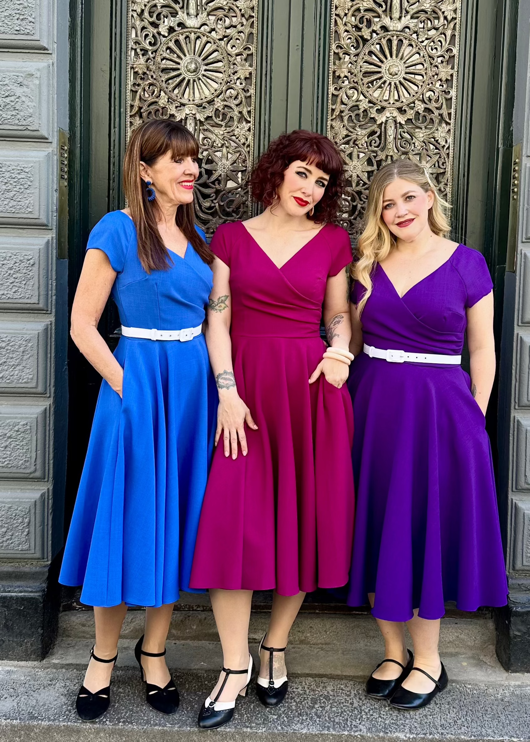 1950'er Hourglass swingkjole i koboltblå swing kjole Pretty Dress Company 