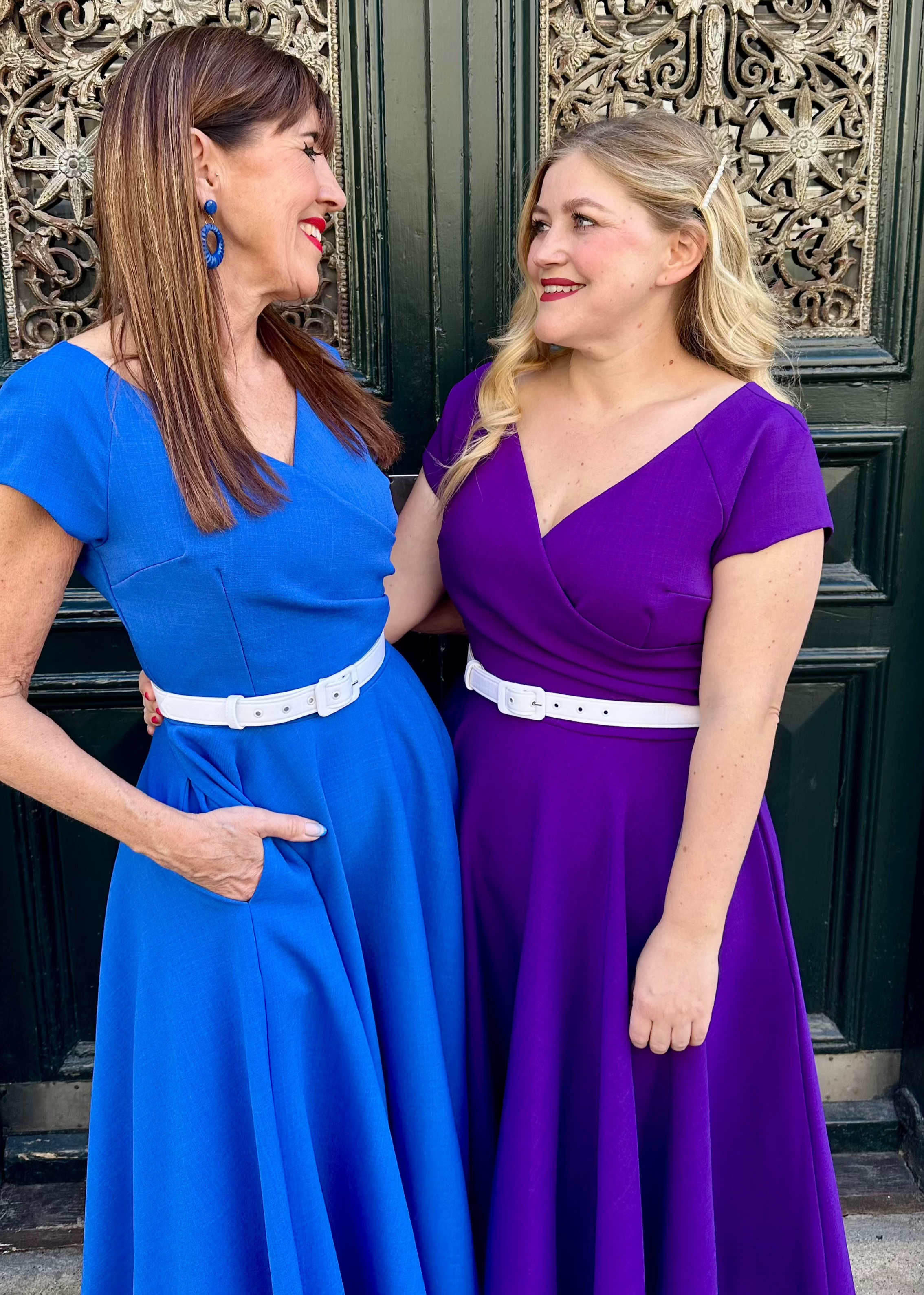 1950'er Hourglass swingkjole i koboltblå swing kjole Pretty Dress Company 