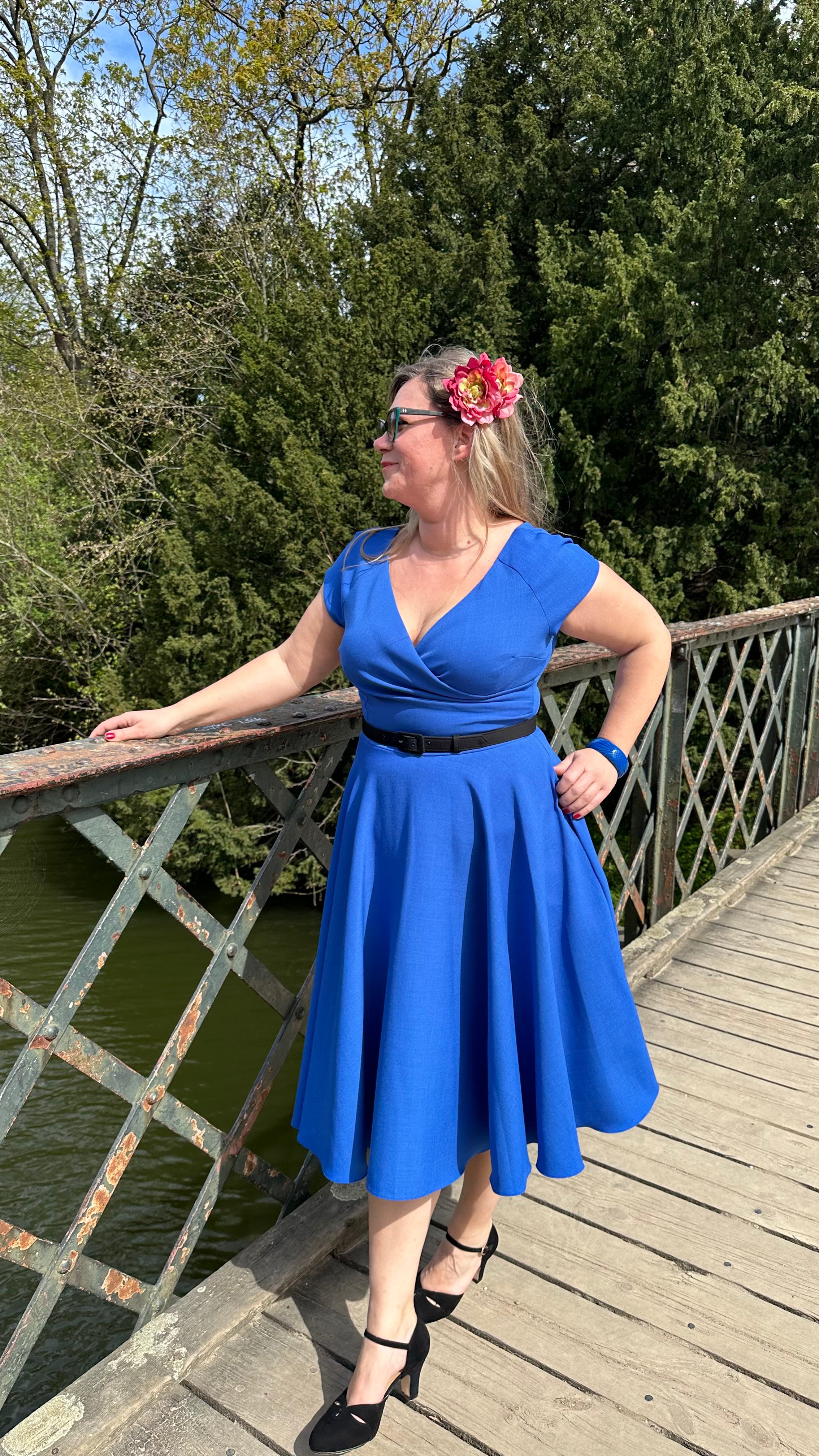 1950'er Hourglass swingkjole i koboltblå tøj Pretty Dress Company 