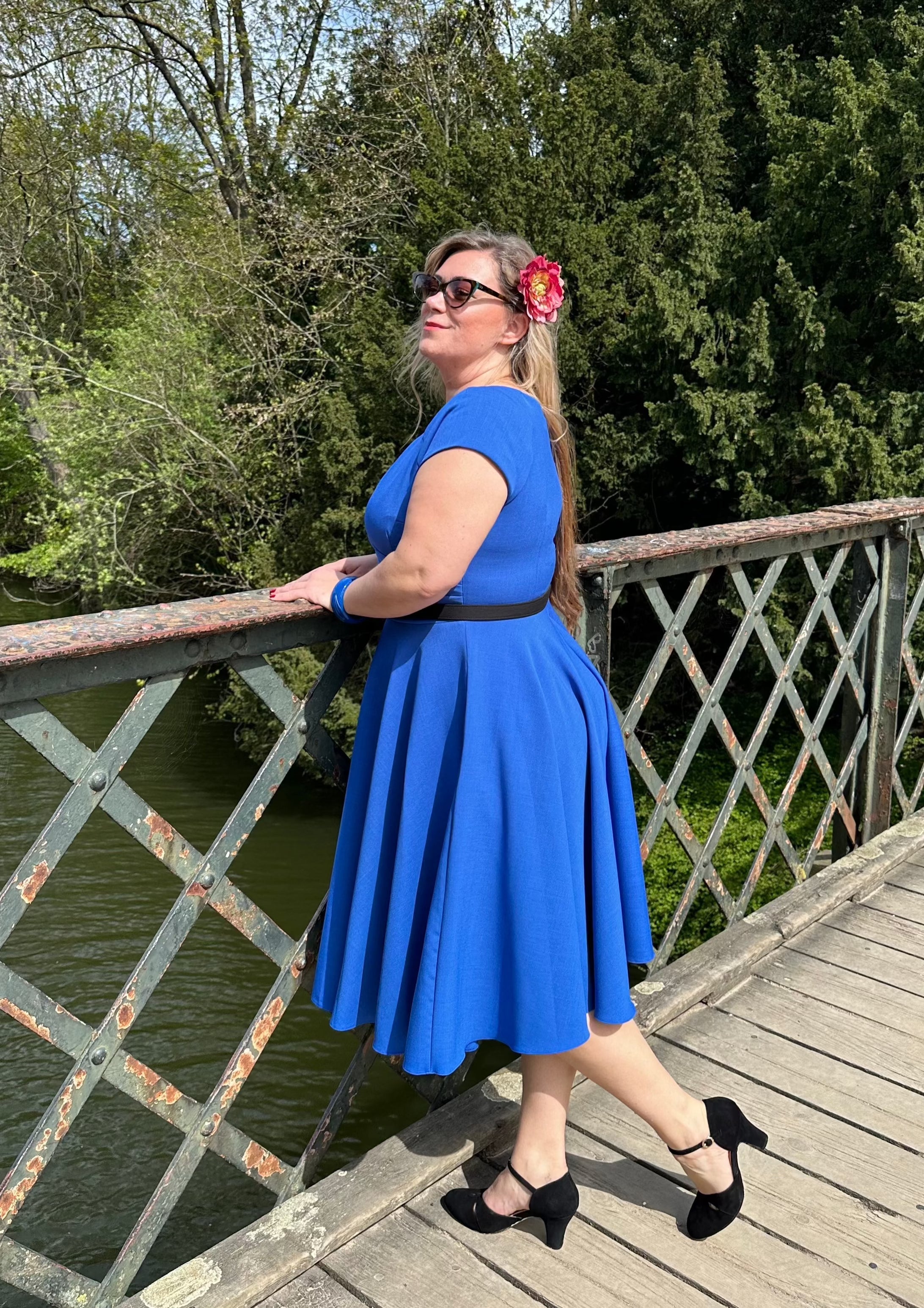 1950'er Hourglass swingkjole i koboltblå tøj Pretty Dress Company 