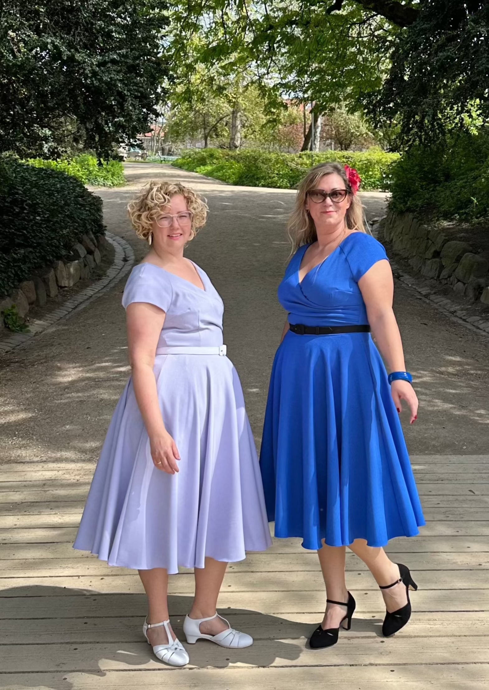 1950'er Hourglass swingkjole i koboltblå tøj Pretty Dress Company 