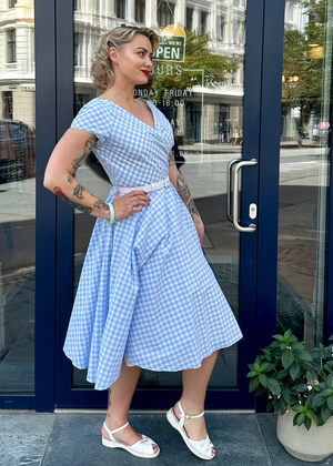 1950'er Hourglass swingkjole i lyseblå gingham tern swing kjole Pretty Dress Company 