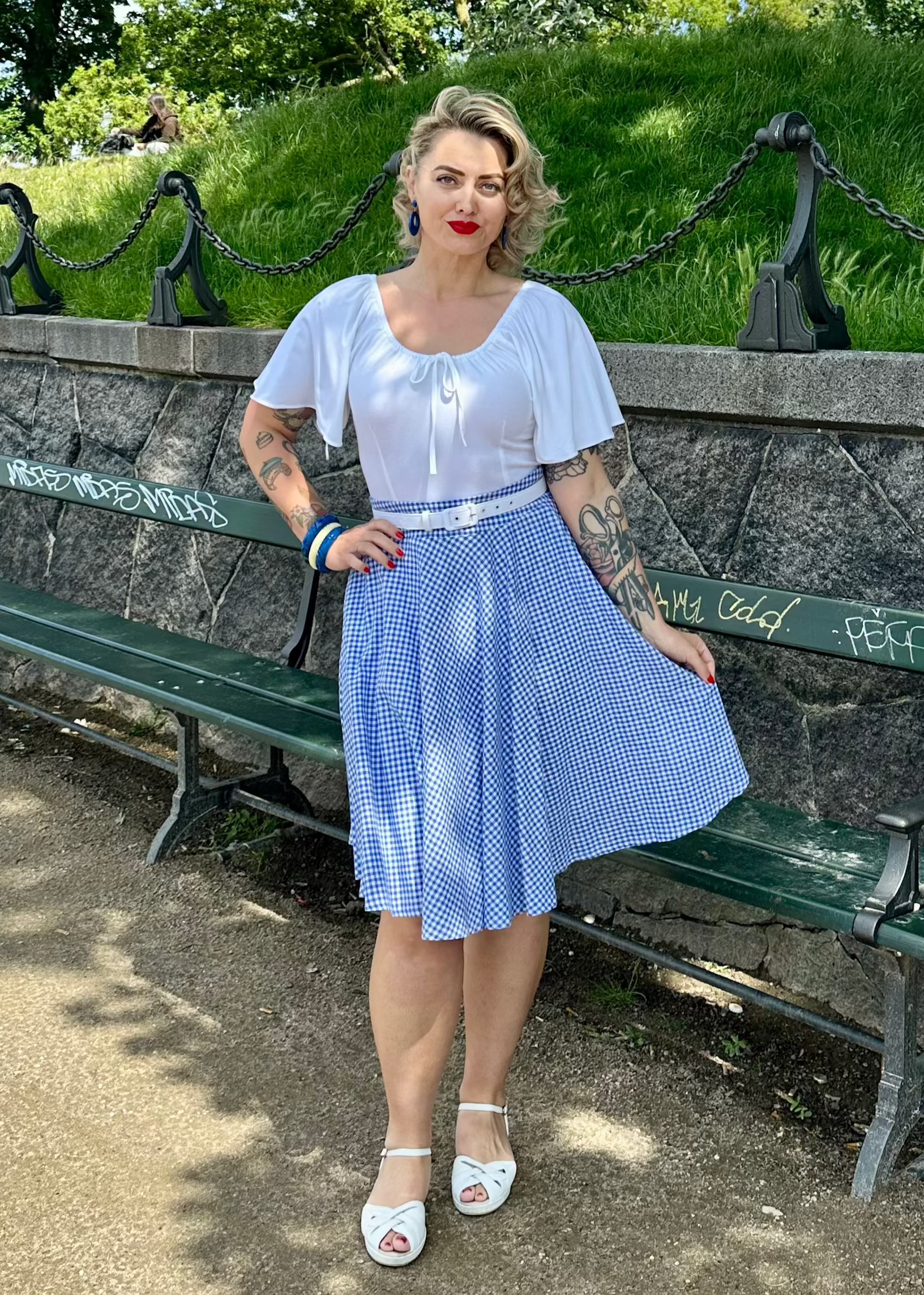 1950er stils swingnederdel i blå og hvid gingham swing nederdel Daisy Dapper 