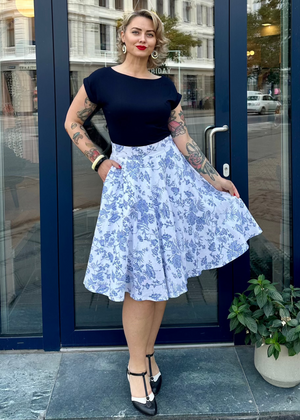 1950er stils swingnederdel i hvid med navy blomster swing nederdel Daisy Dapper 