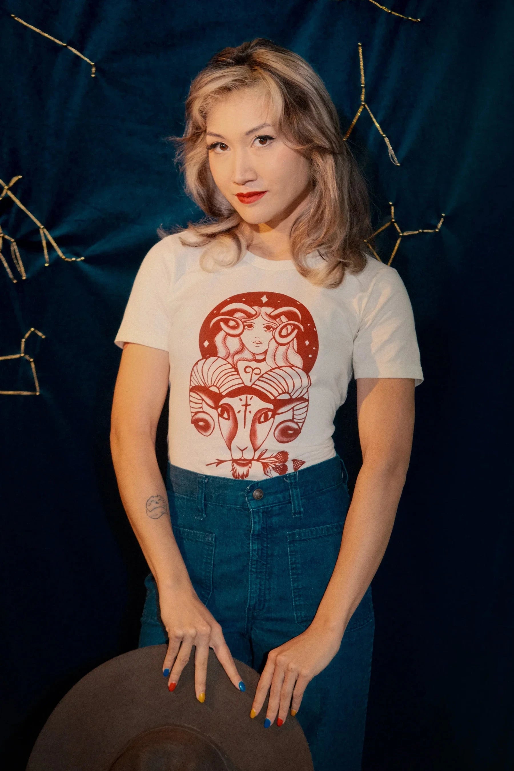 1950'er stils T-shirt "Aries Mountain Girl' i off-white t-shirt Mischief Made 