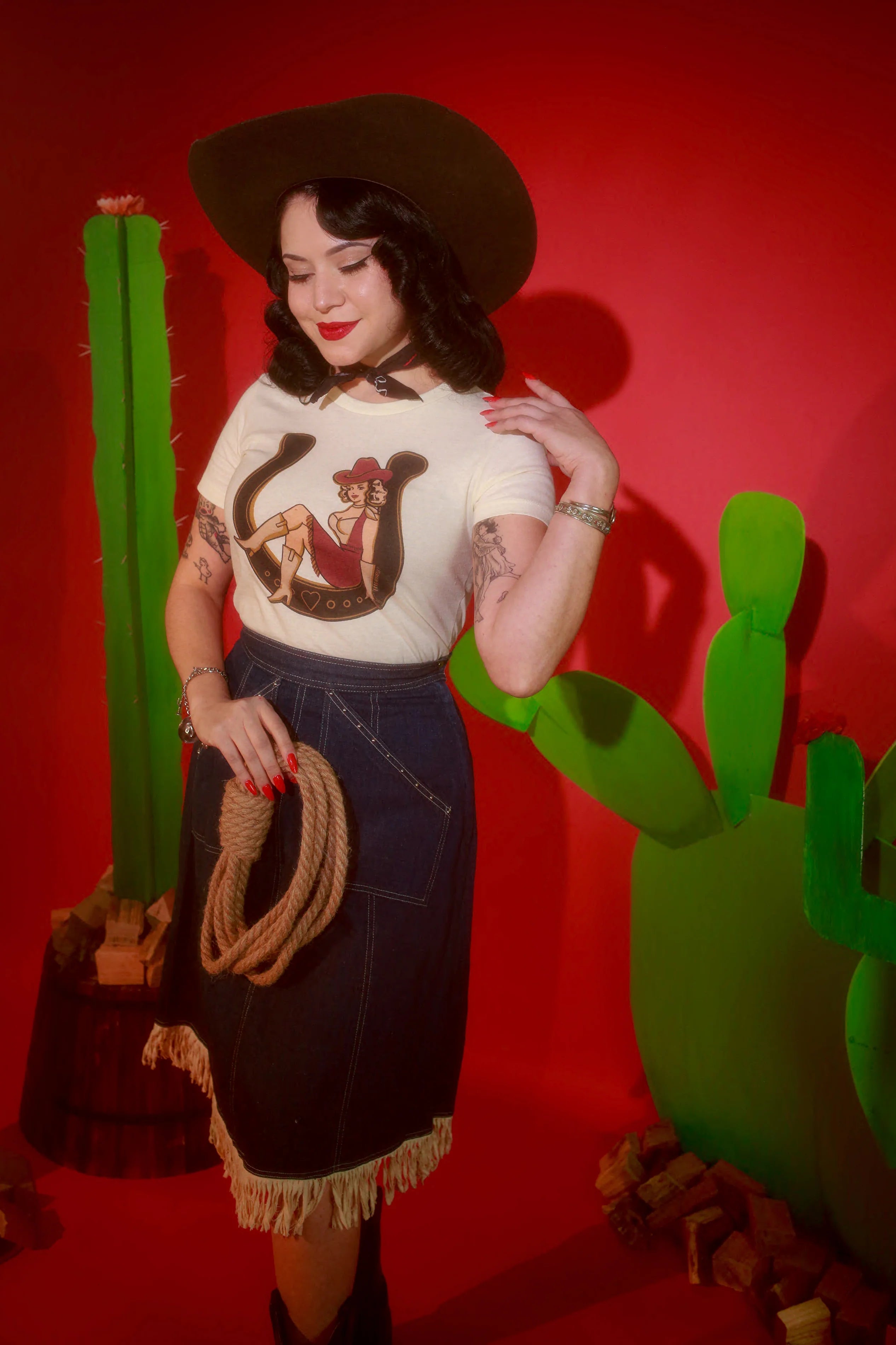 1950'er stils T-shirt Lady Luck i off-white tøj Mischief Made 