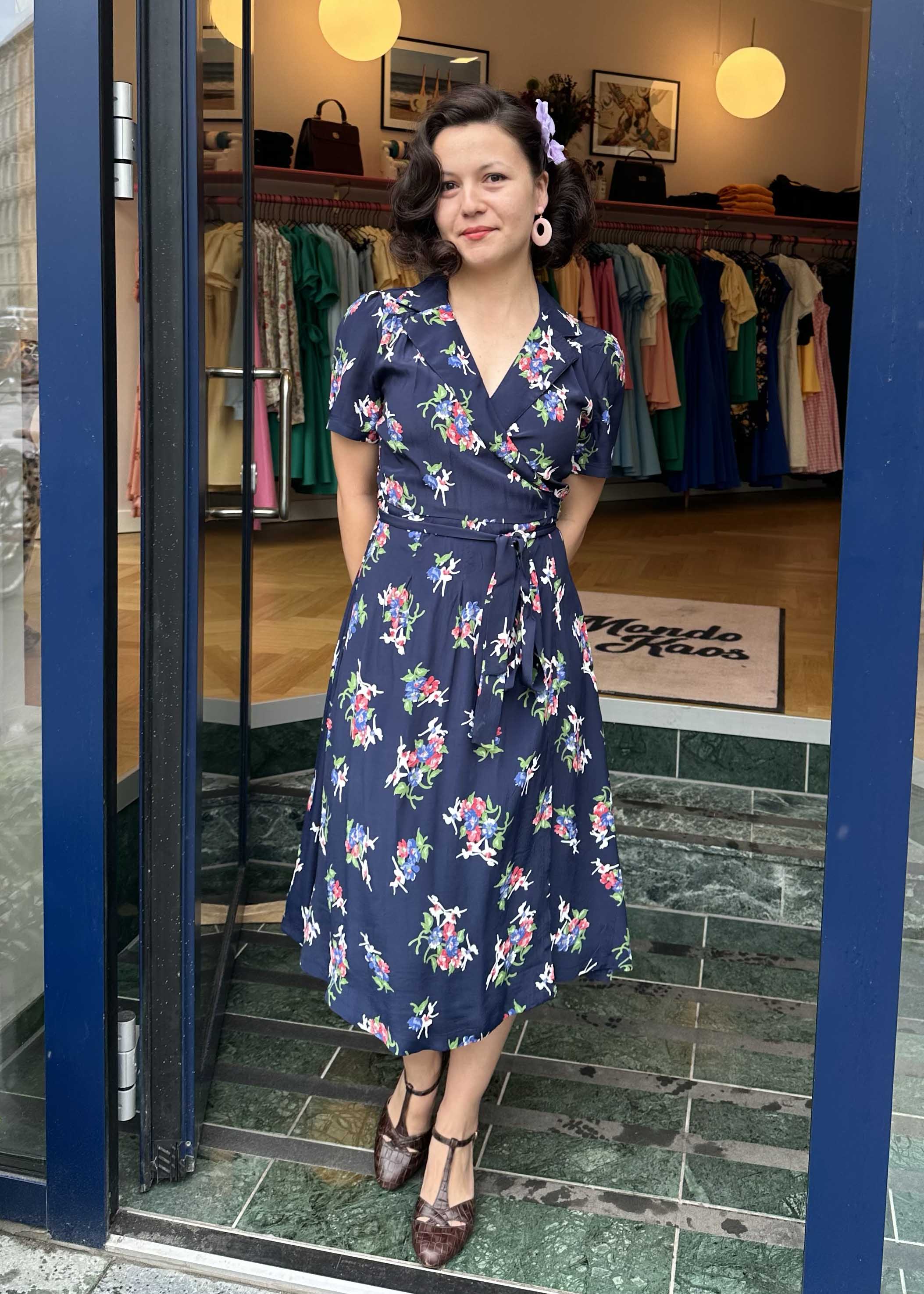Slåom kjole i vintage stil - navy floral dancer print