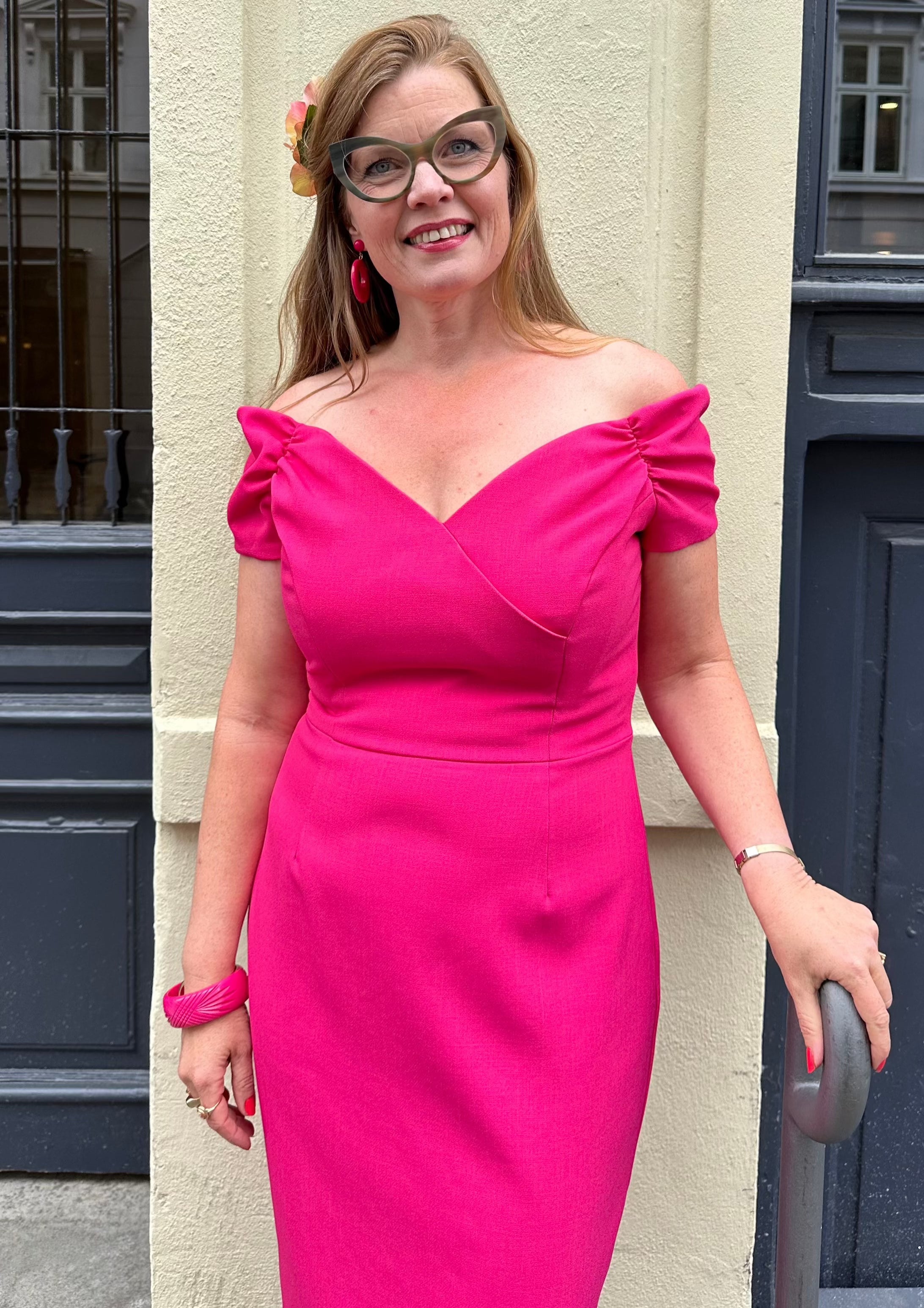 Fatale pencilkjole med off-shoulder - pink
