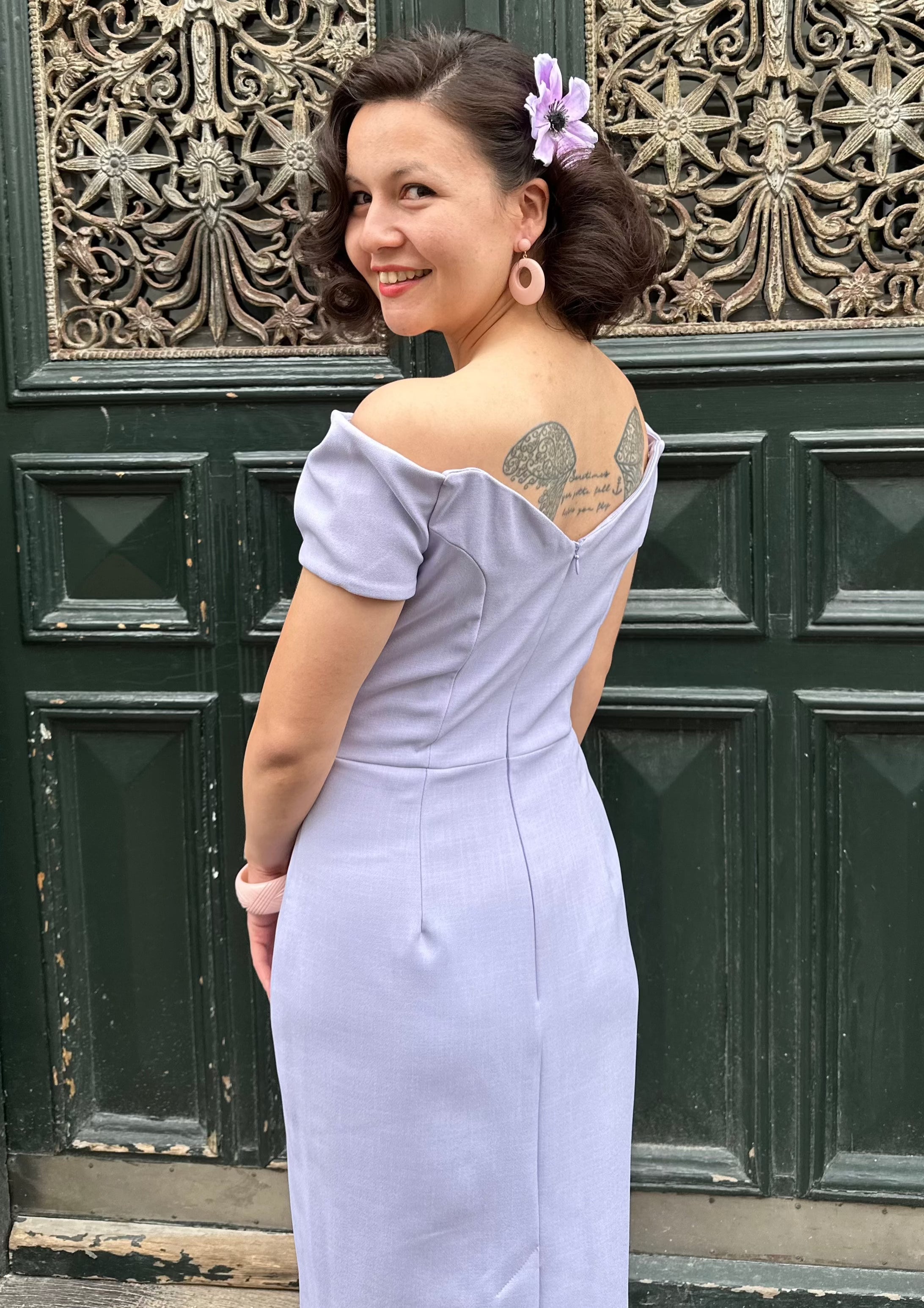 Fatale pencilkjole med off-shoulder - lyng lilla