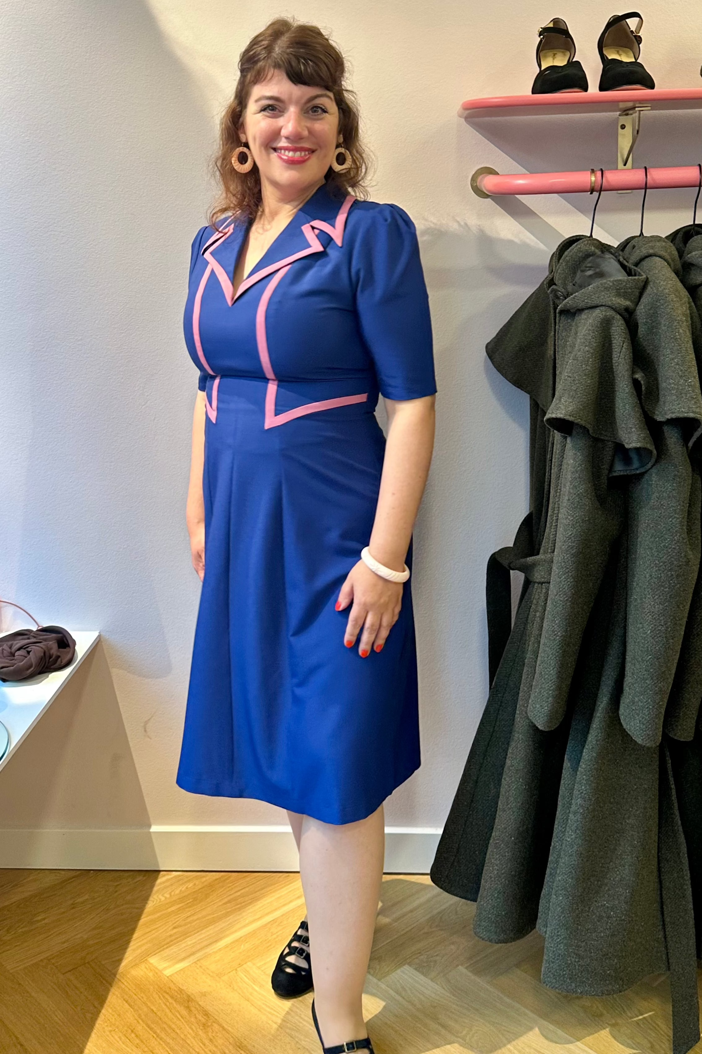 Agnefried A-line kjole i kongeblå med pink kontrastkant Kjoler Daisy Dapper 