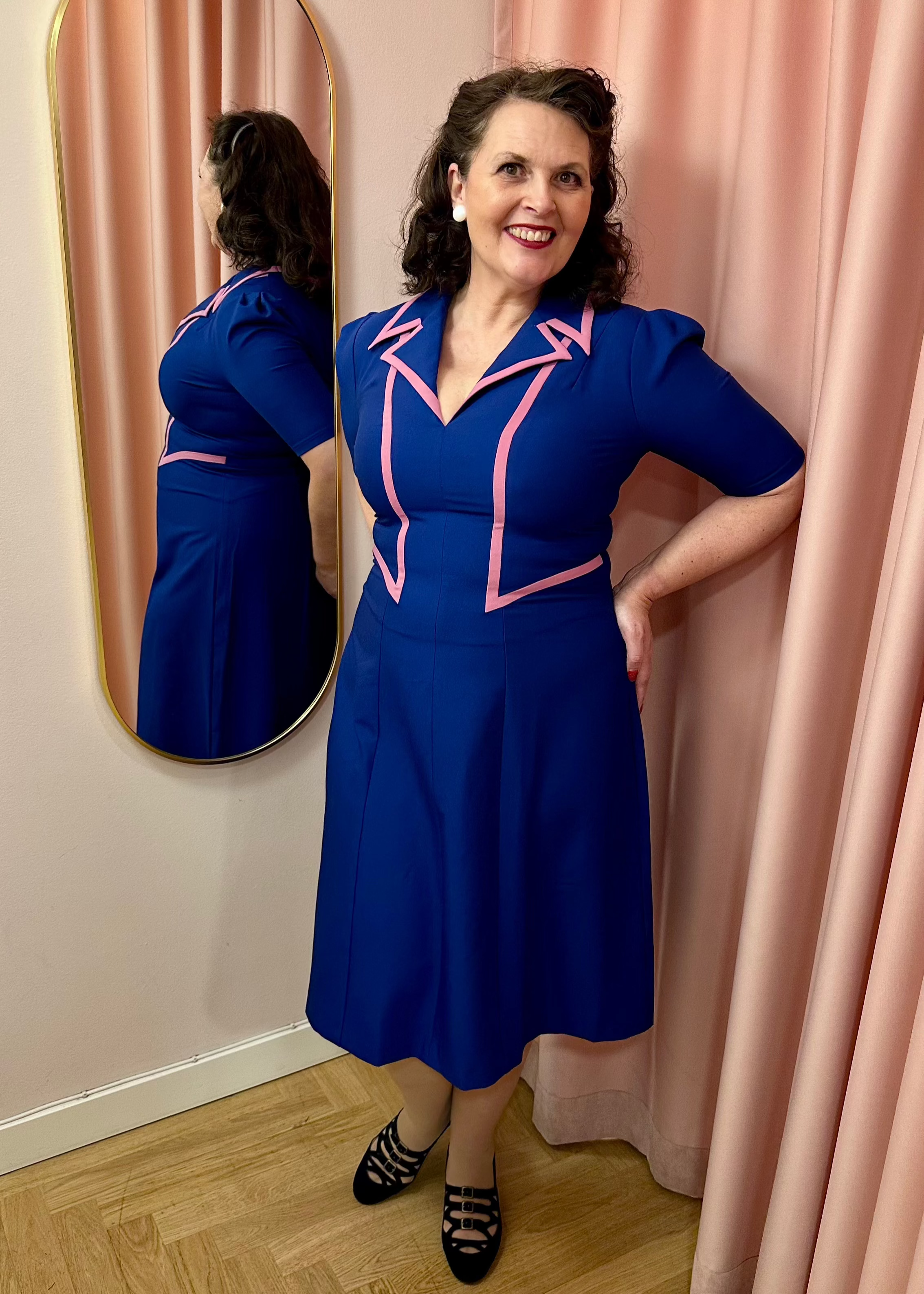 Agnefried A-line kjole i kongeblå med pink kontrastkant Kjoler Daisy Dapper 