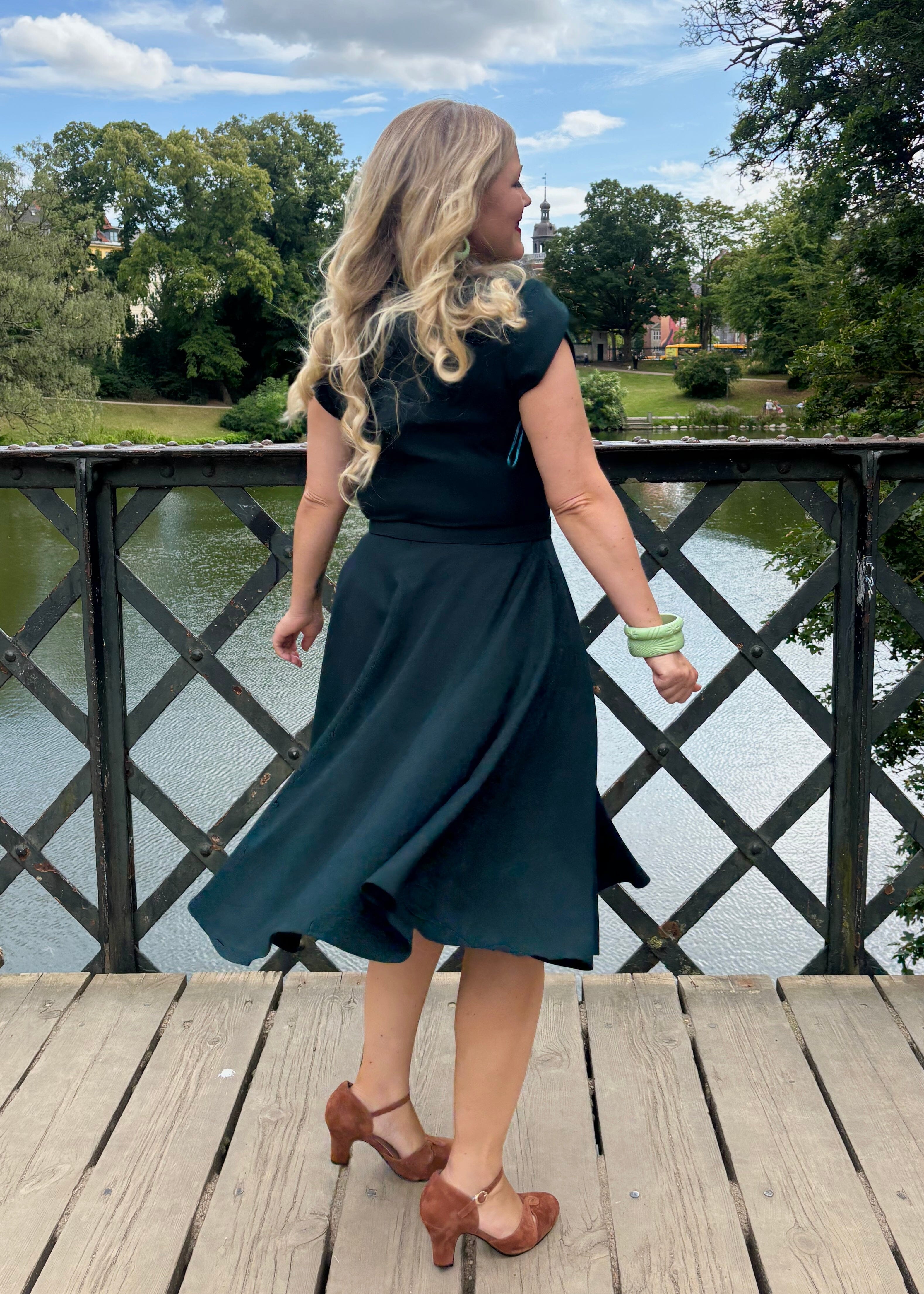 Anna May swing kjole - mørk grøn linen look swing kjole Daisy Dapper 
