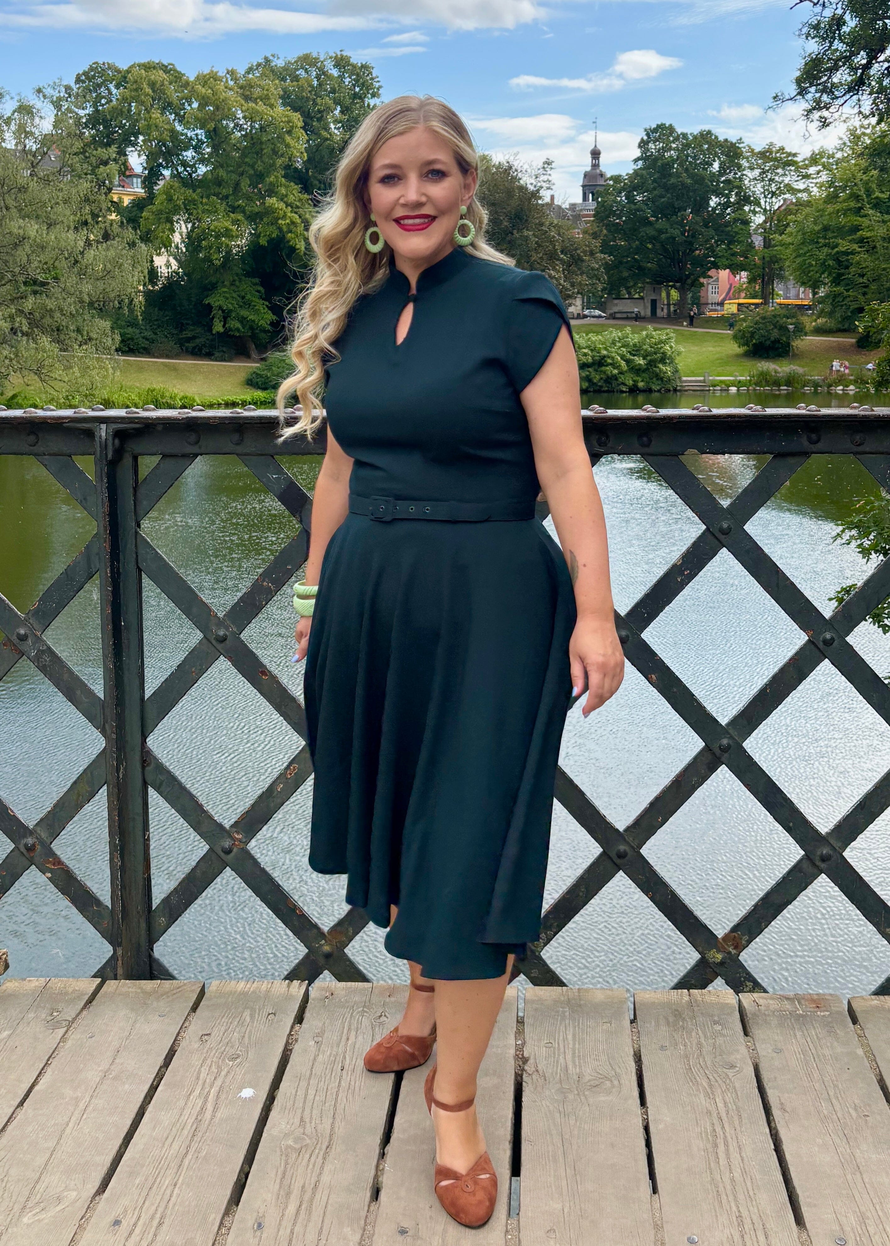 Anna May swing kjole - mørk grøn linen look swing kjole Daisy Dapper 